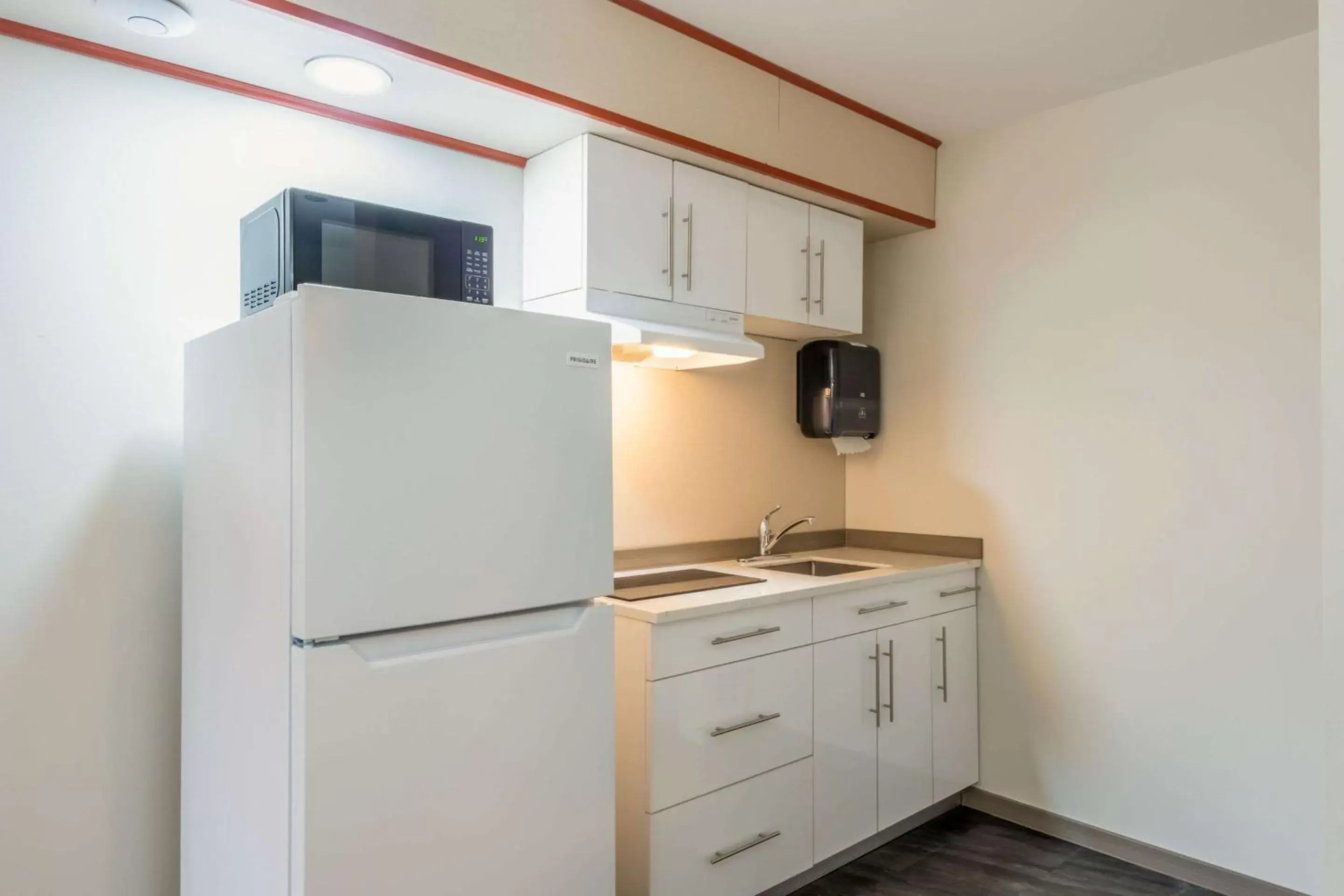 Bedroom, Kitchen/Kitchenette in Quality Inn Sunshine Suites