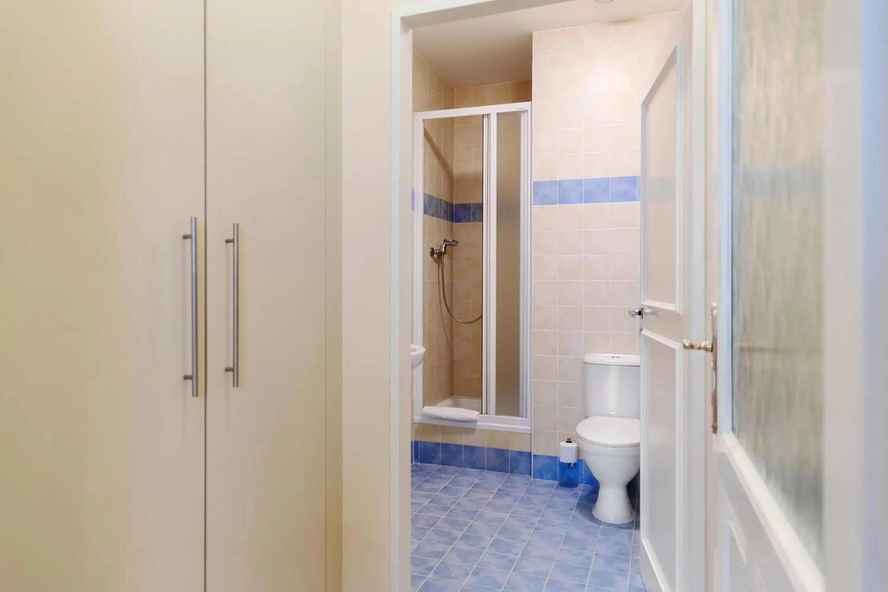 Shower, Bathroom in Hotel Orion