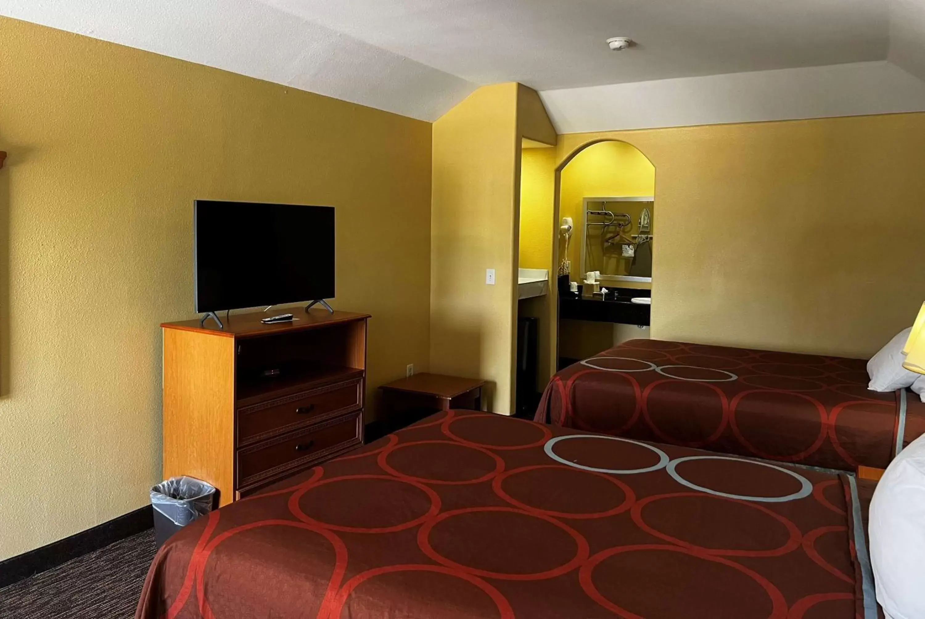 Photo of the whole room, Bed in Super 8 by Wyndham Montgomery/ Lake Conroe