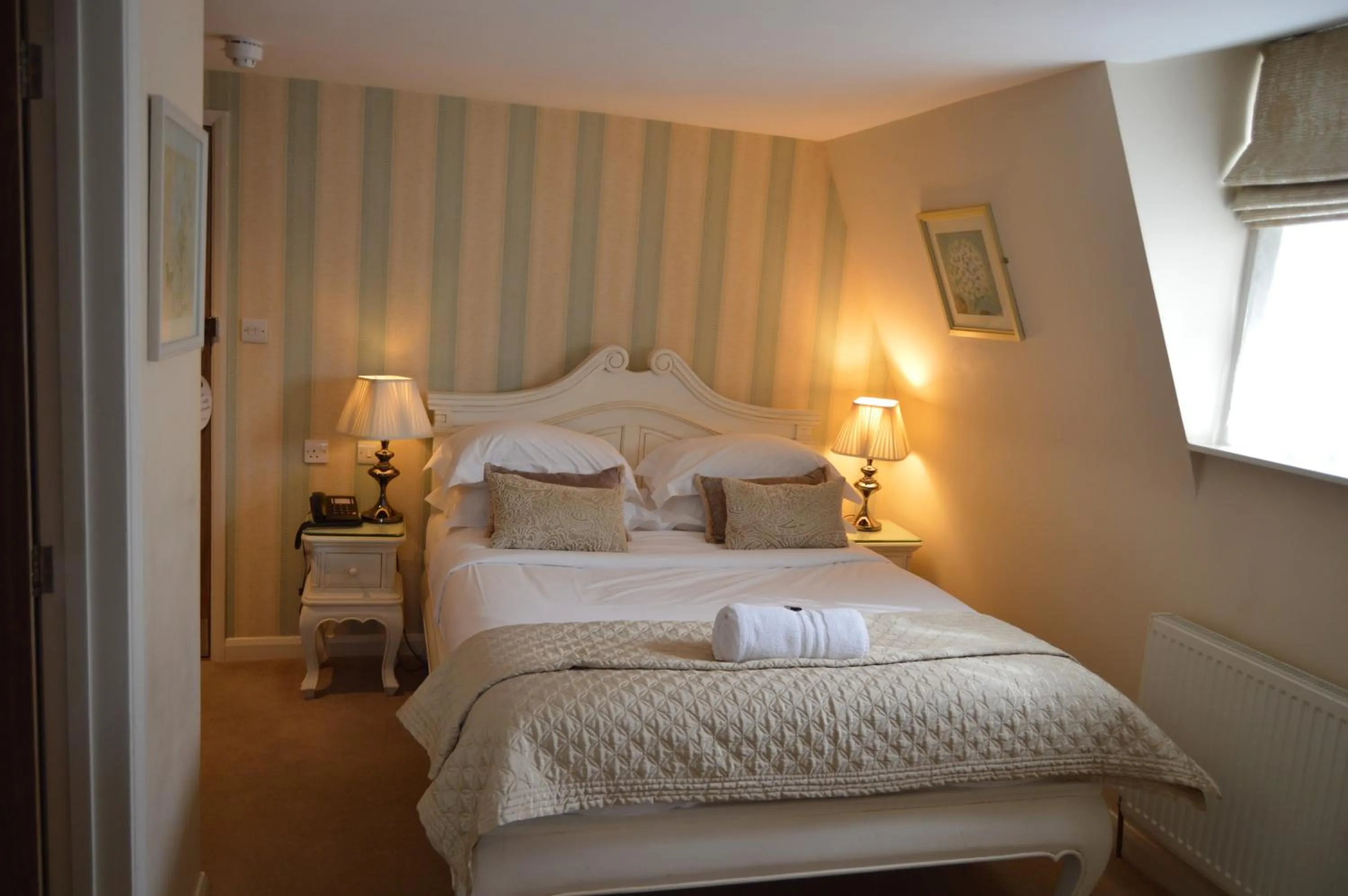 Bed in Le Bouchon Brasserie & Hotel