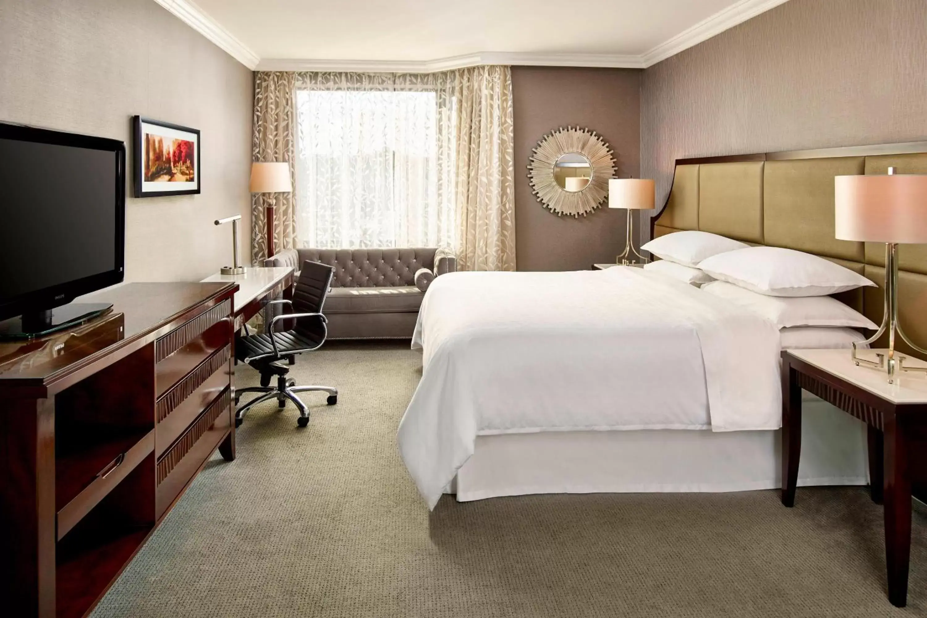 Bedroom, Bed in Sheraton Hamilton Hotel