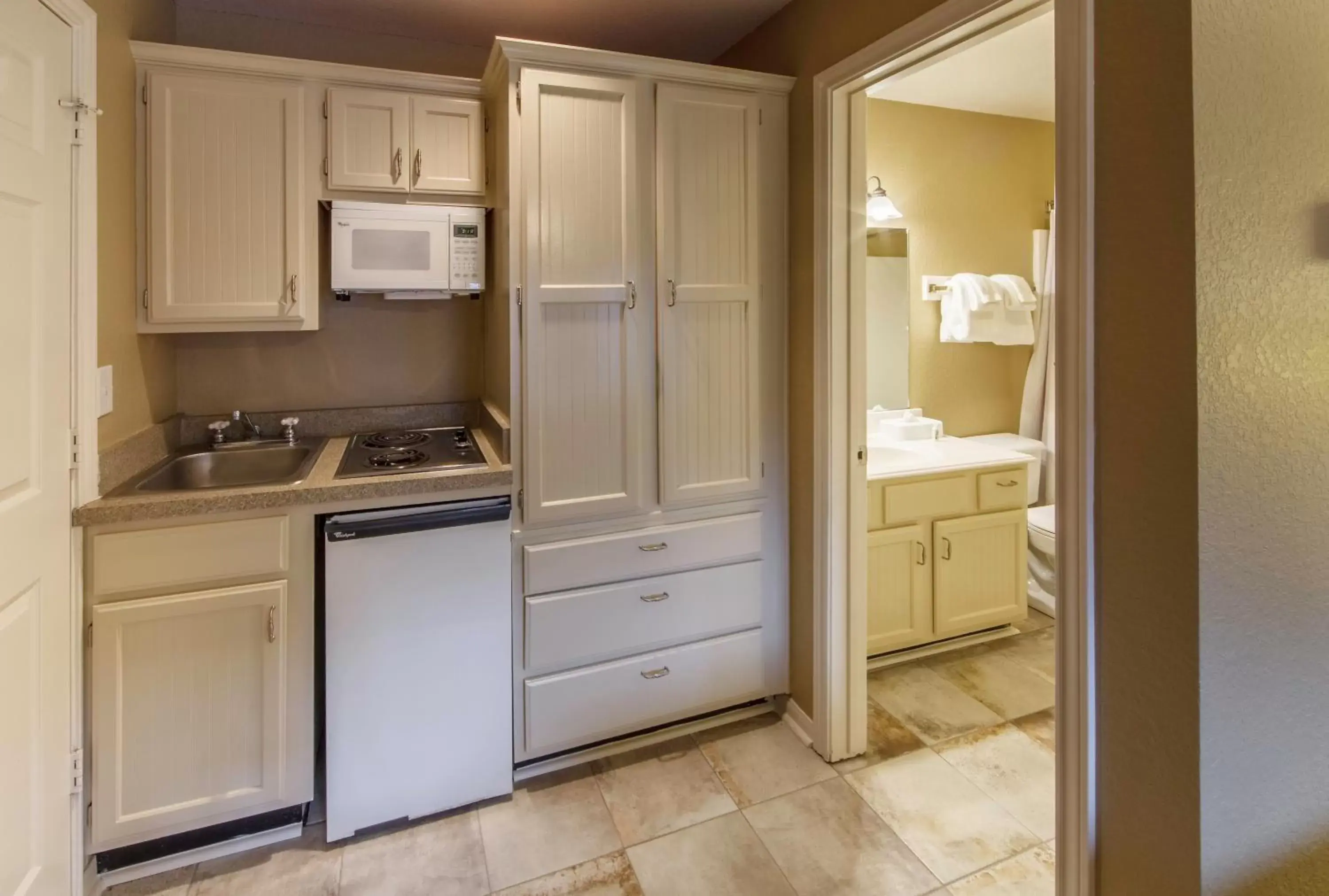 Photo of the whole room, Kitchen/Kitchenette in Holiday Inn Club Vacations Piney Shores Resort at Lake Conroe