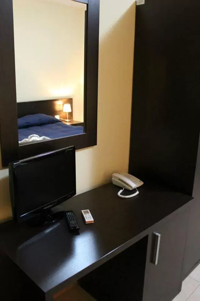 Bedroom, TV/Entertainment Center in Hotel Agri Resort "Agorà"