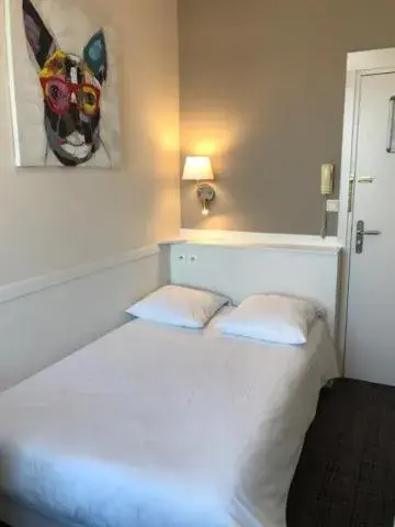 Photo of the whole room, Bed in Hotel Anne De Bretagne