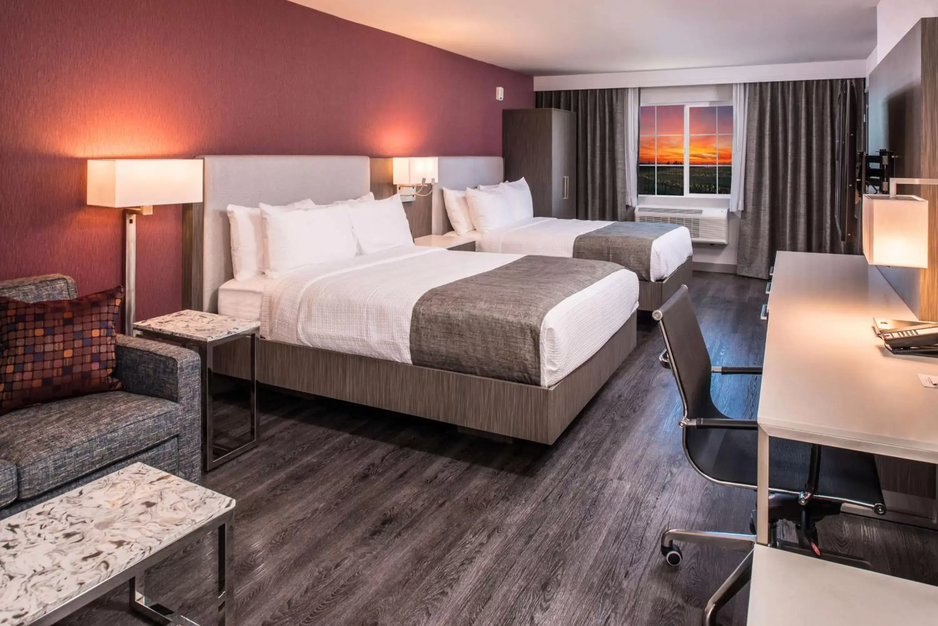 Living room, Bed in Best Western Plus Temecula Wine Country Hotel & Suites