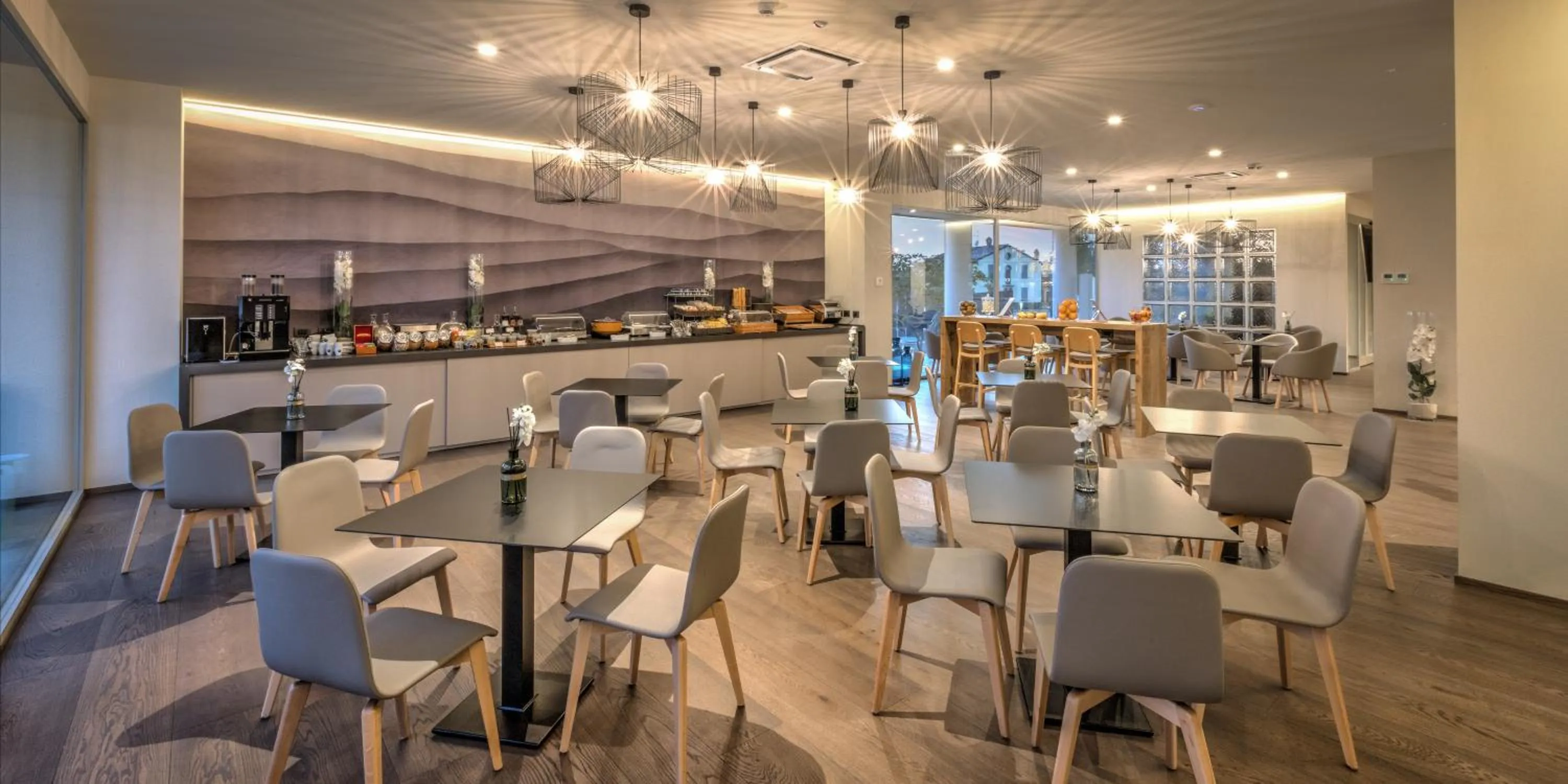 Restaurant/places to eat in Hotel The Cube