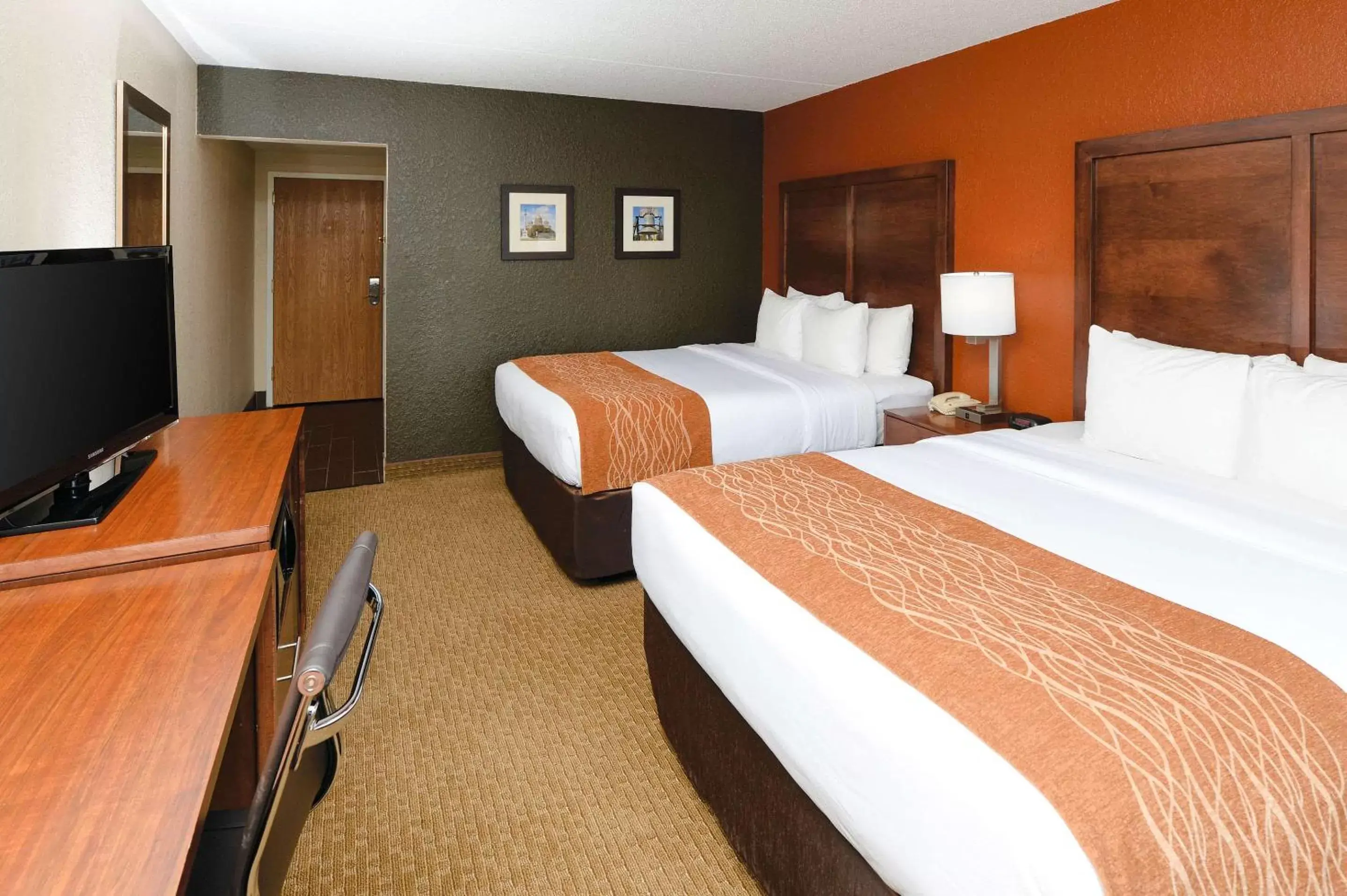 Photo of the whole room, Bed in Comfort Inn & Suites Event Center