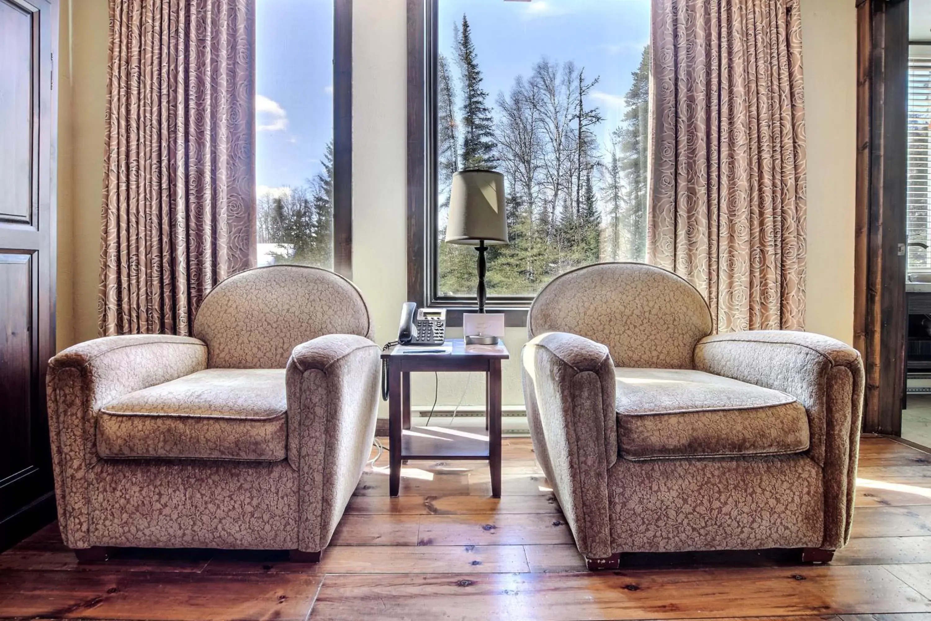 Seating Area in Les Condos Du Lac Taureau- Rooms & Condos