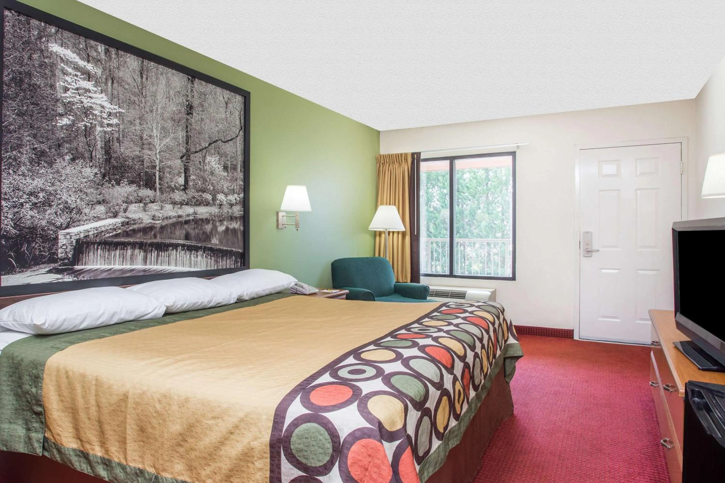 Photo of the whole room, Bed in Super 8 by Wyndham Lavonia