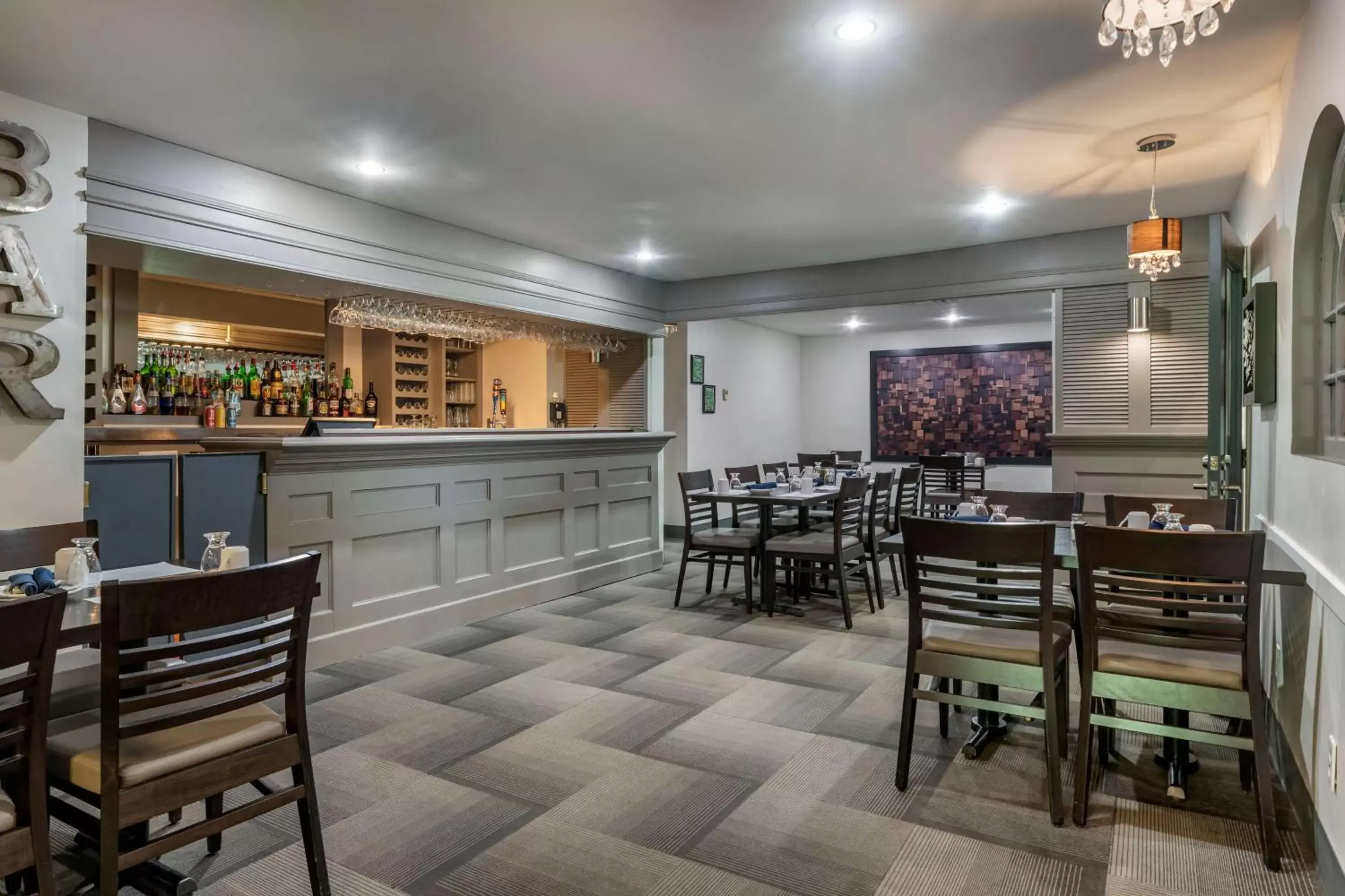 Lounge or bar, Restaurant/Places to Eat in Dannys Hotel Suites; SureStay Collection by Best Western