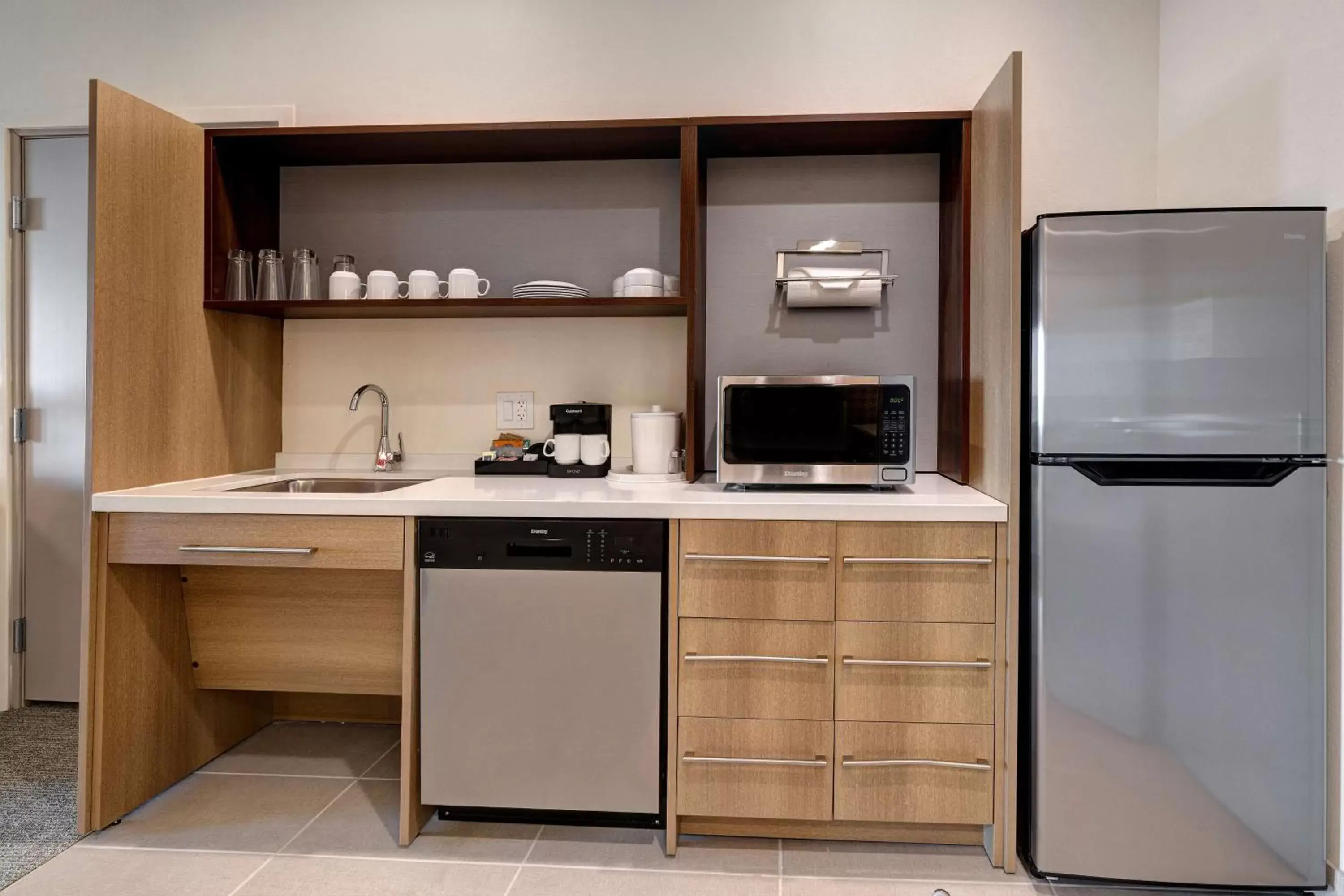 Kitchen or kitchenette, Kitchen/Kitchenette in Home2 Suites Galveston, Tx