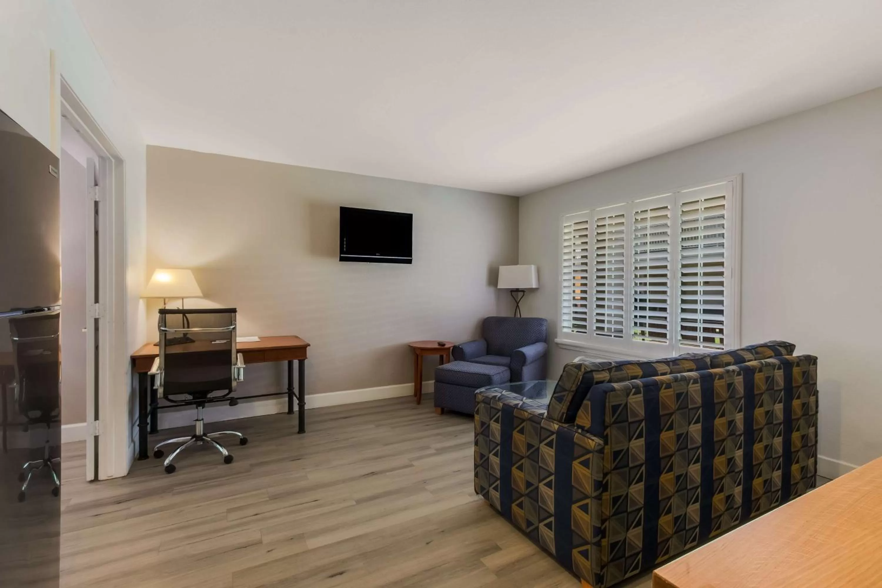 King Suite with Bath Tub - Disability Access in SureStay Plus Hotel by Best Western Tempe University
