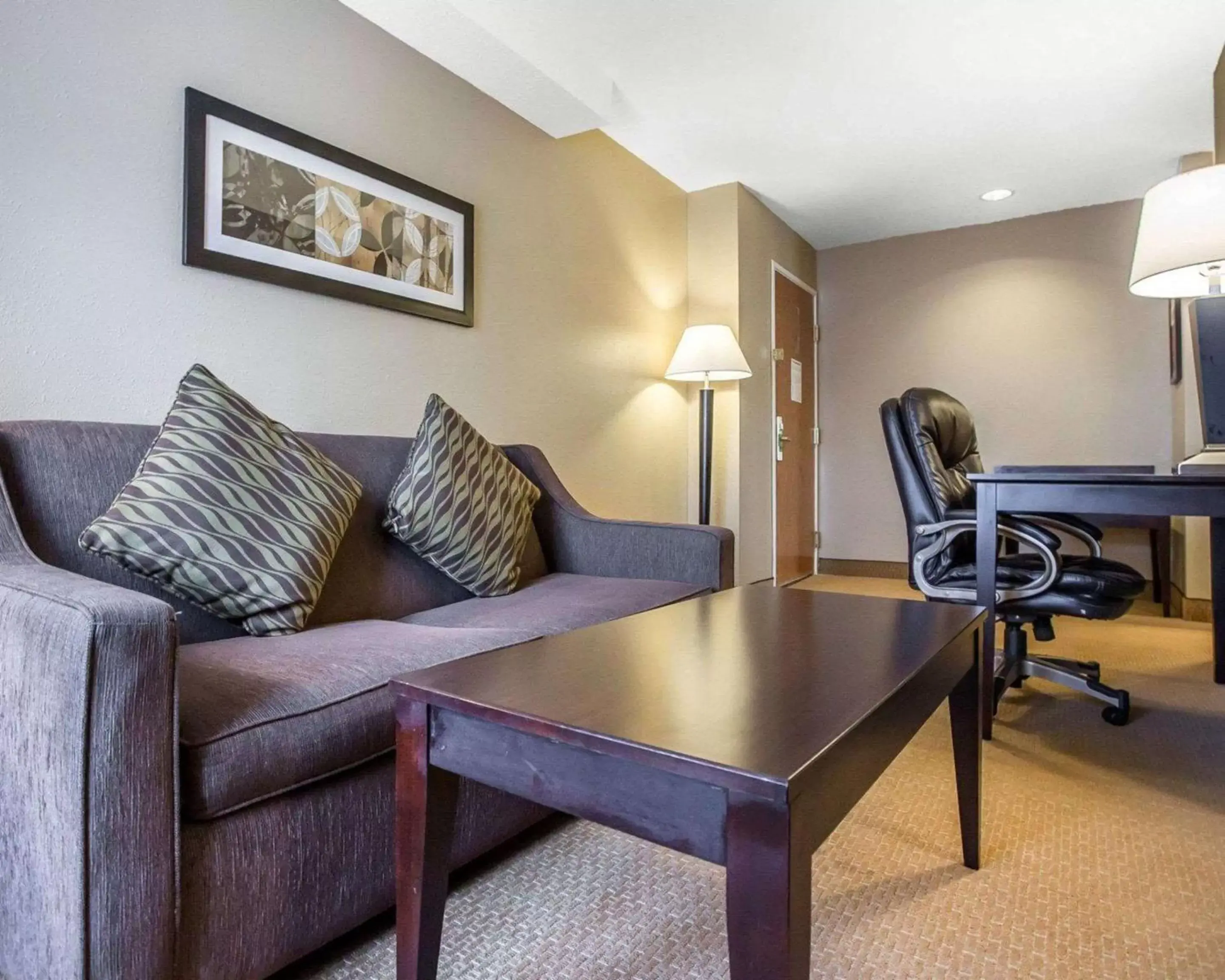 Bedroom, Seating Area in Comfort Inn & Suites near Tinley Park Amphitheater