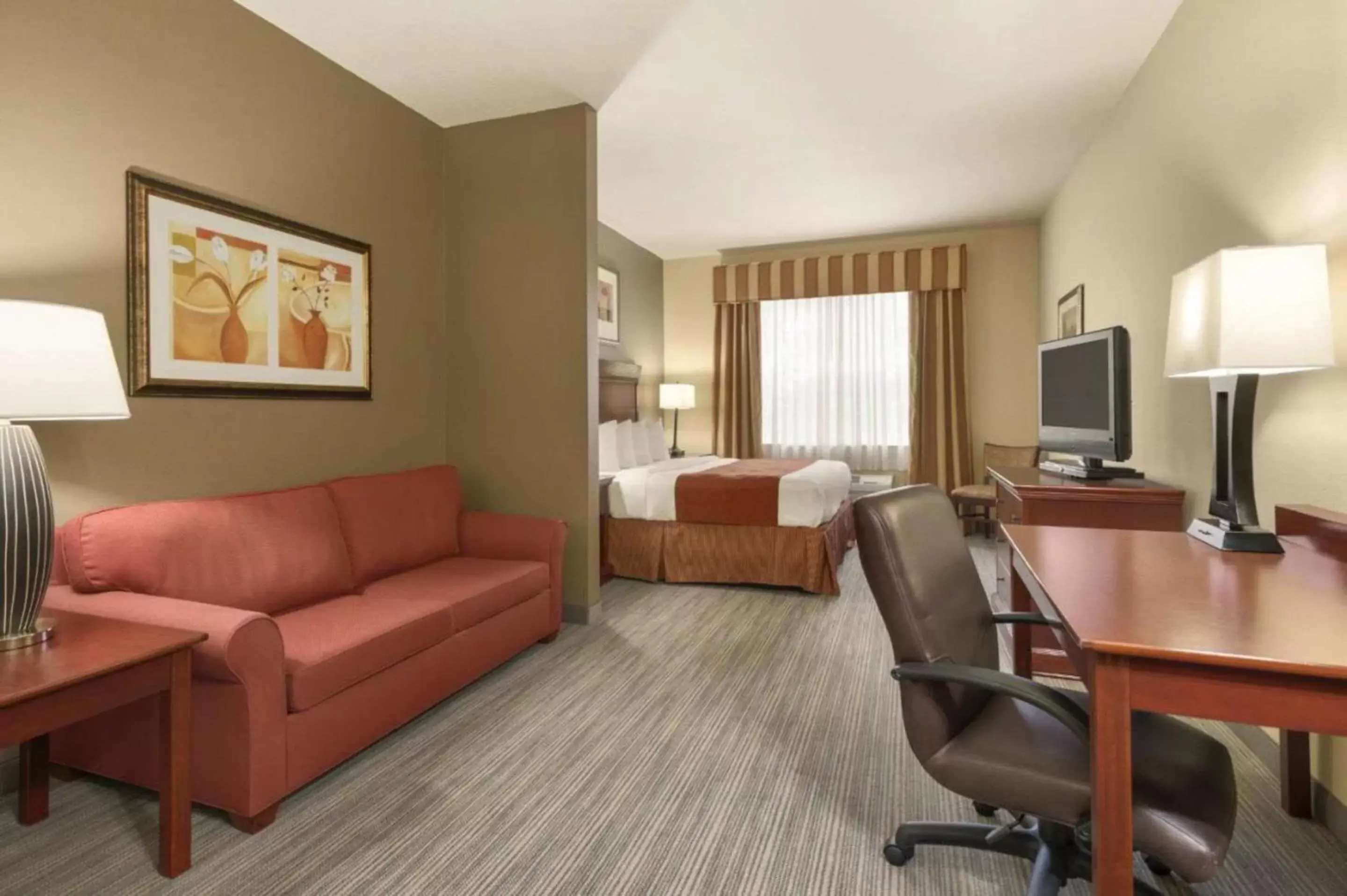 Bedroom, Seating Area in Seffner Inn and Suites