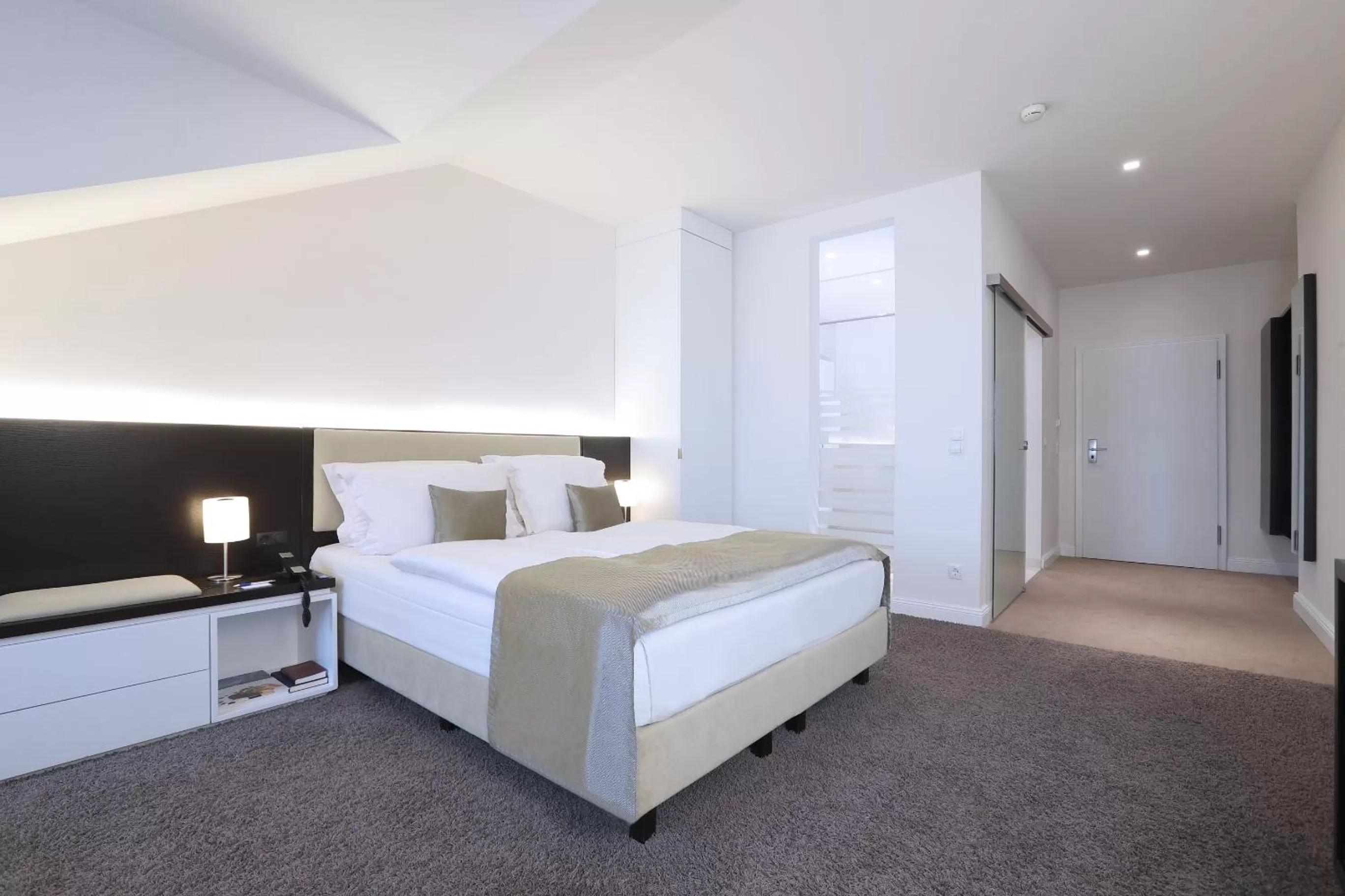 Photo of the whole room, Bed in Hotel Kieler Yacht-Club