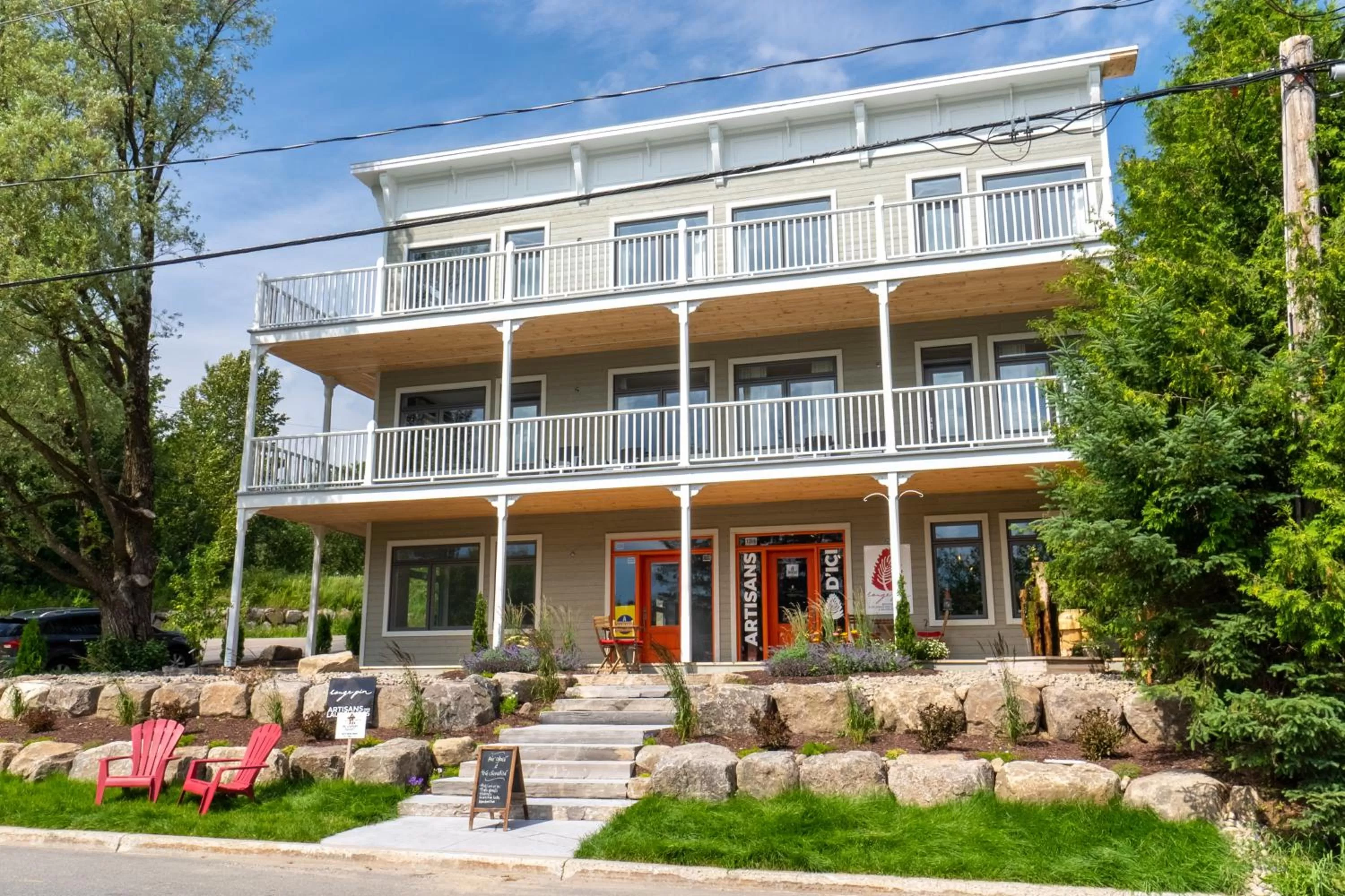 Facade/entrance in Hôtel Val-David - Appartements de la Gare