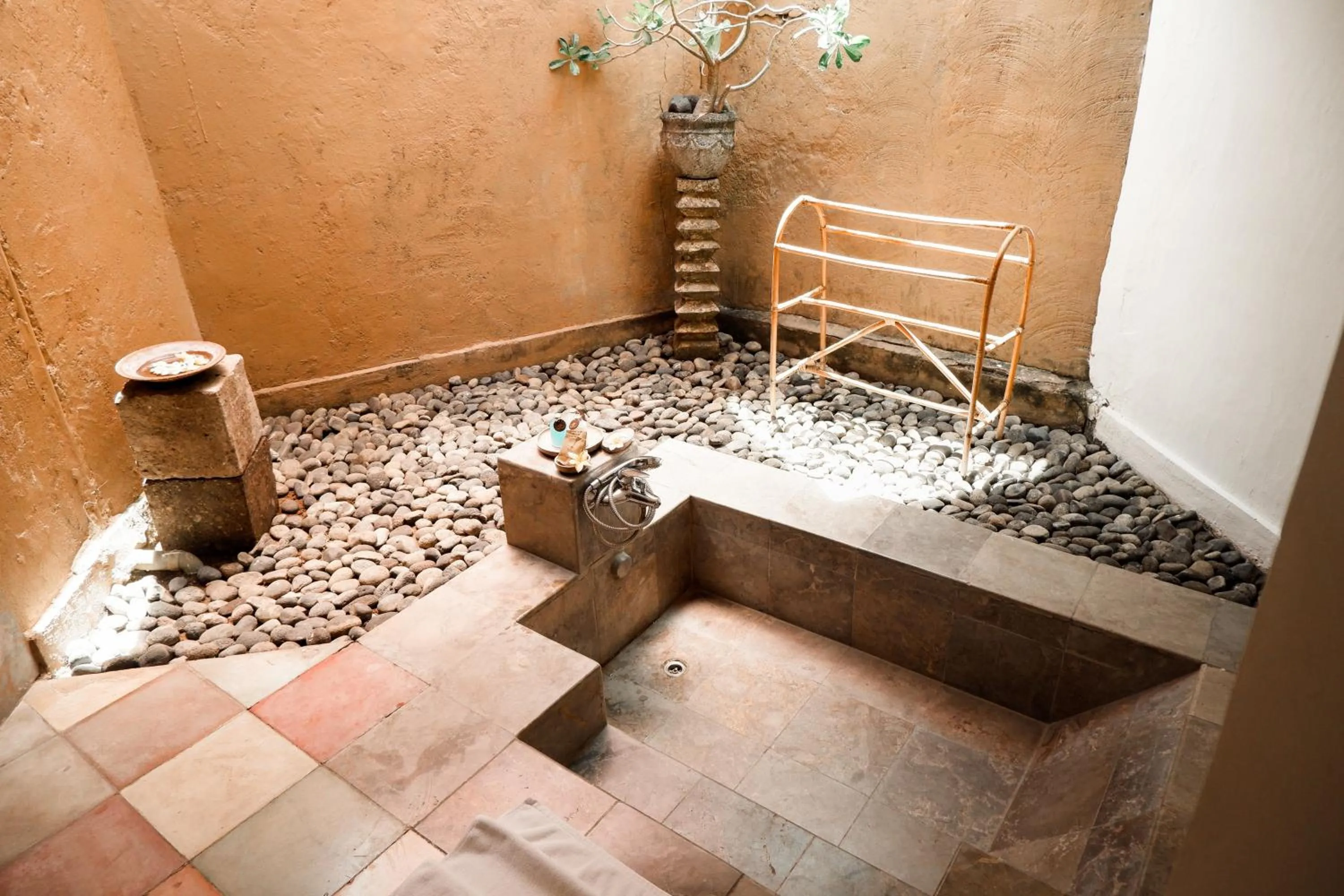 Bathroom in Visakha Sanur by Puri Signatures