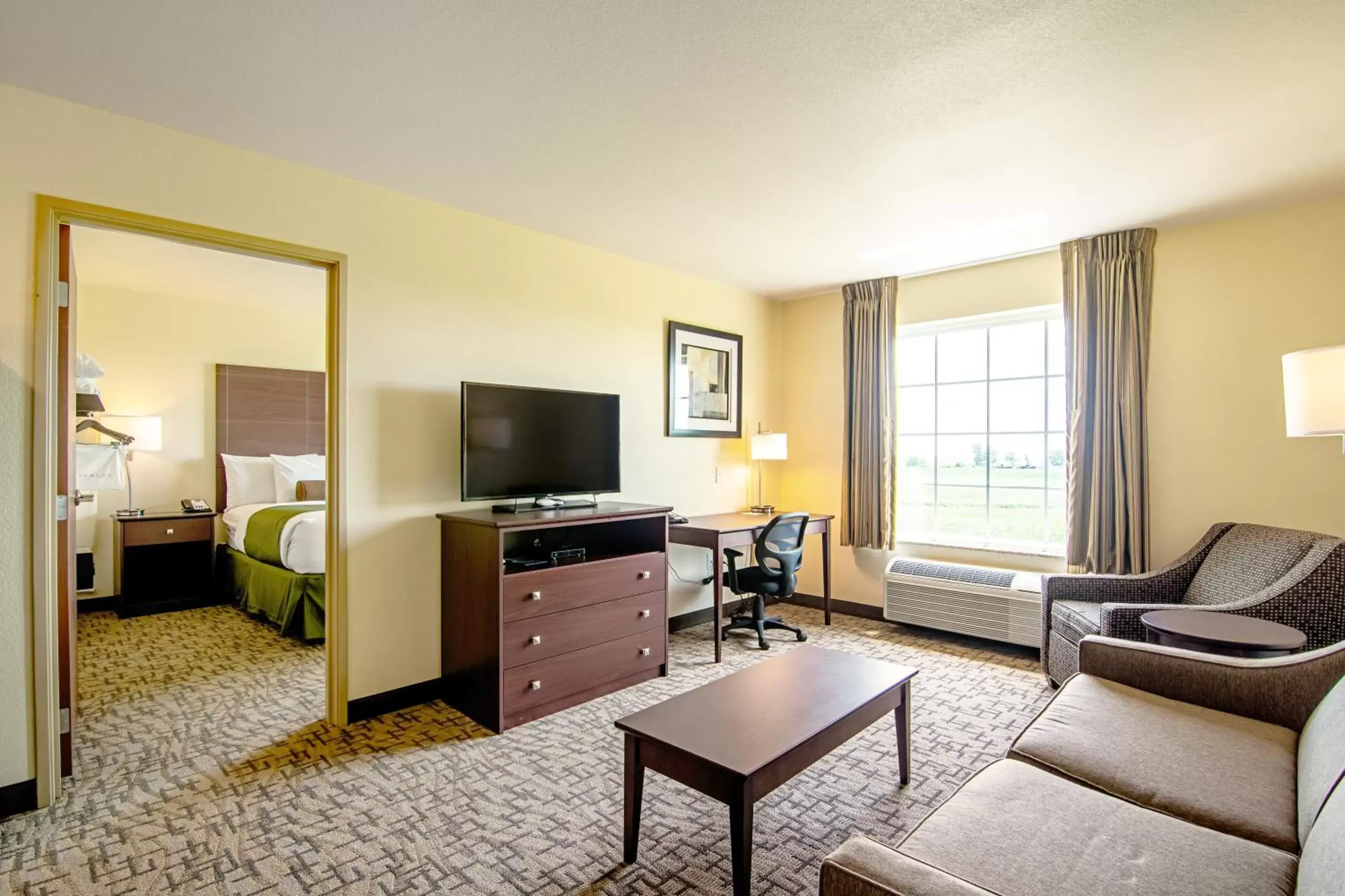 Bed, Seating Area in Cobblestone Hotel & Suites - Paxton