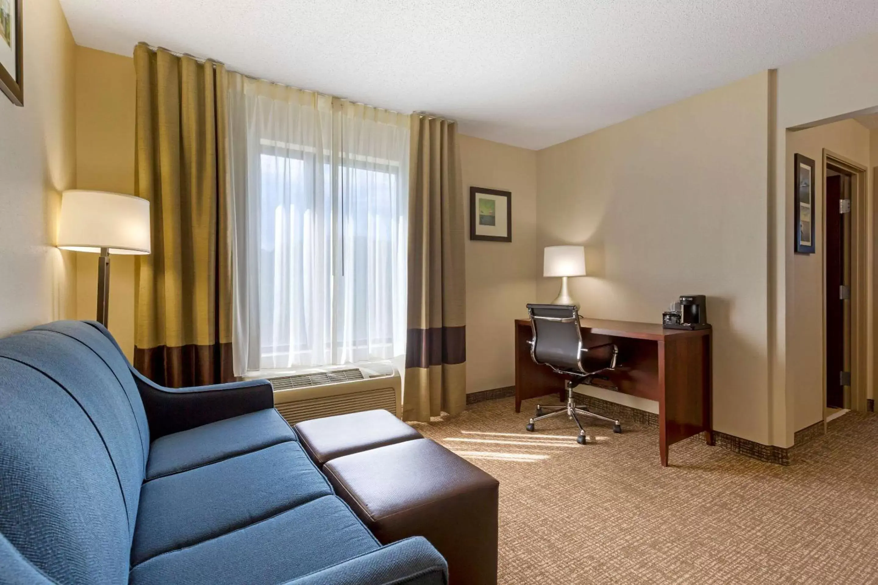 Bedroom, Seating Area in Comfort Inn & Suites Cambridge