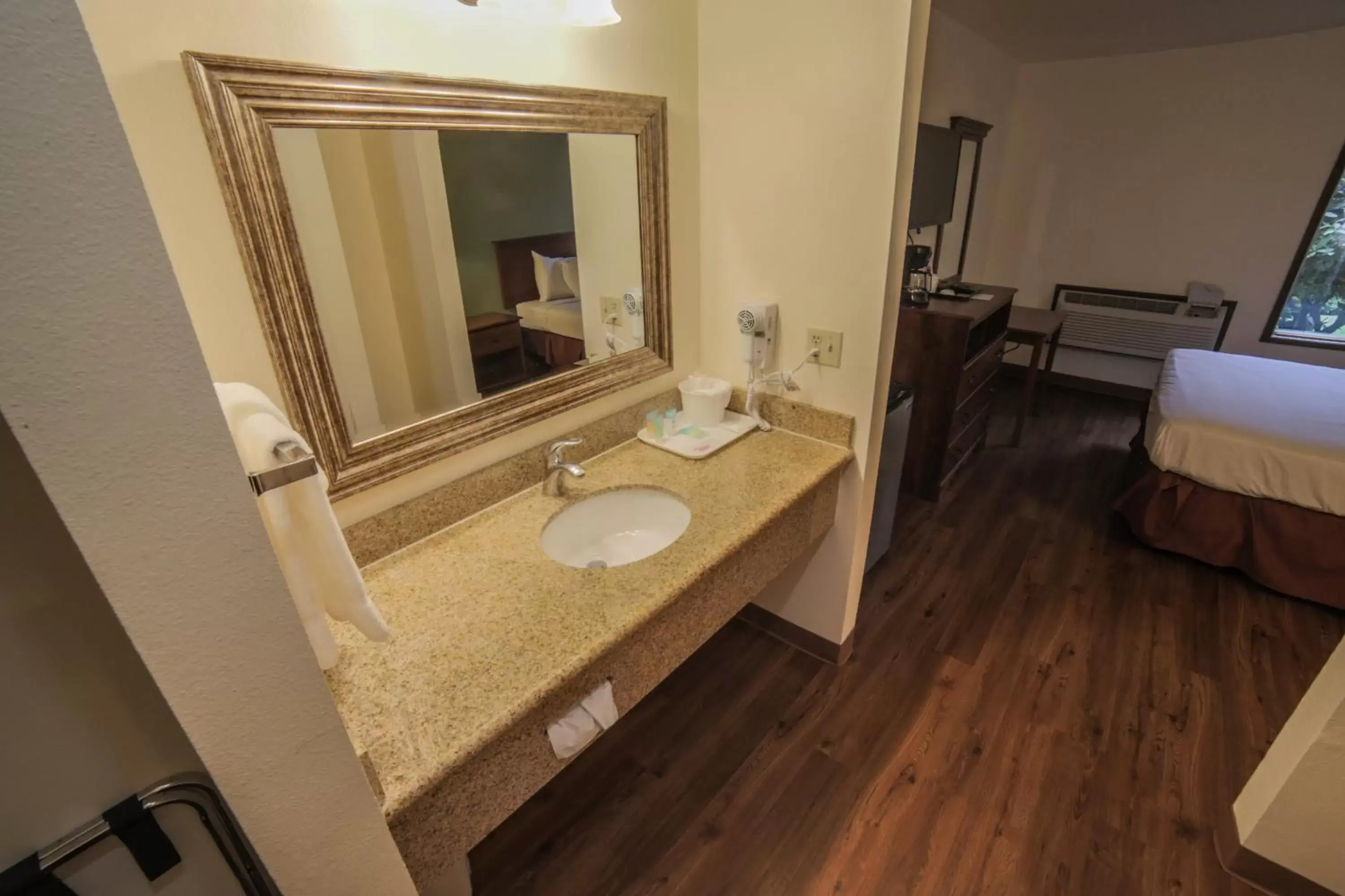 Bathroom in Sunnyside Inn and Suites