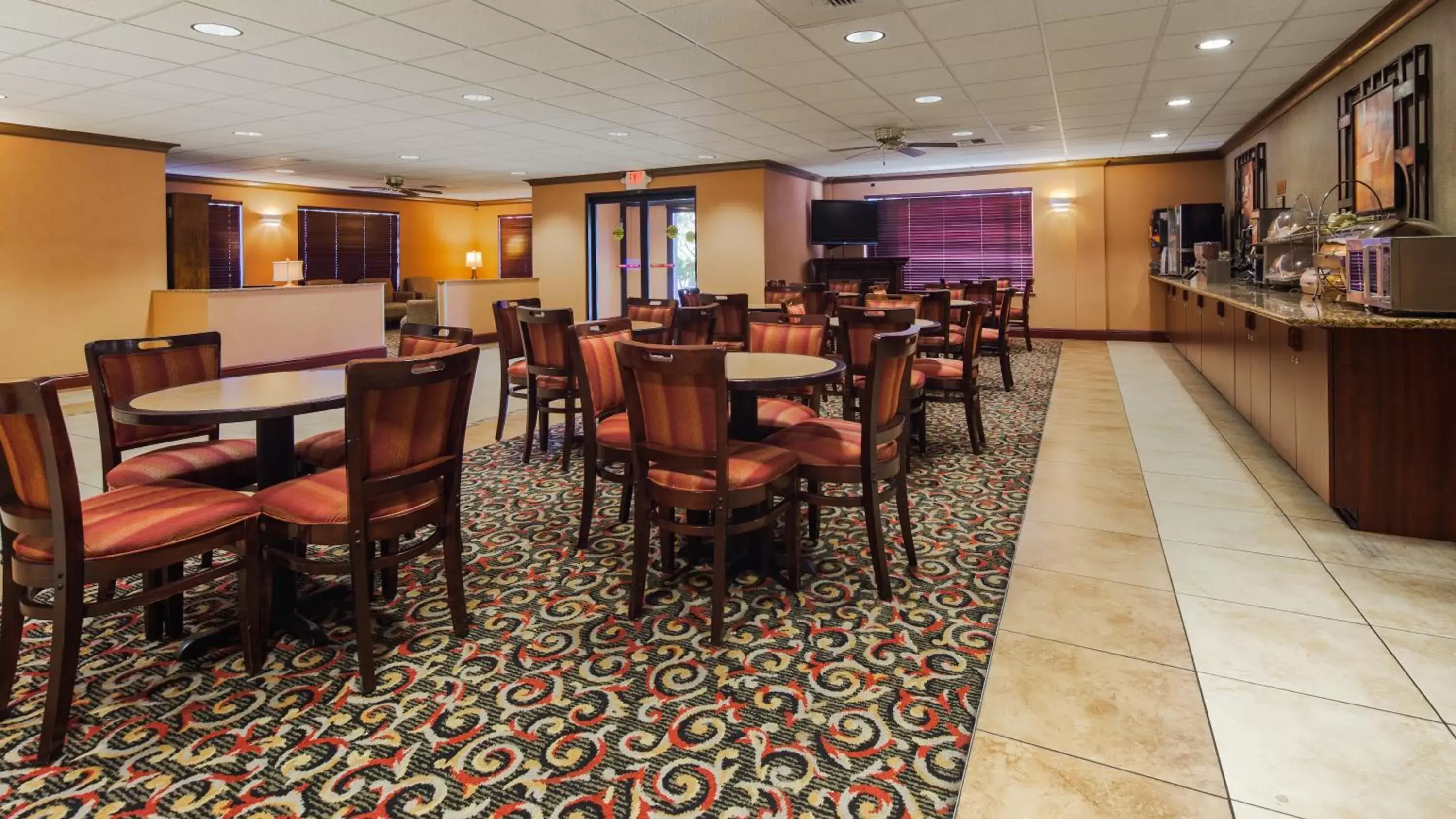 Continental breakfast, Restaurant/Places to Eat in Best Western Cascade Inn & Suites