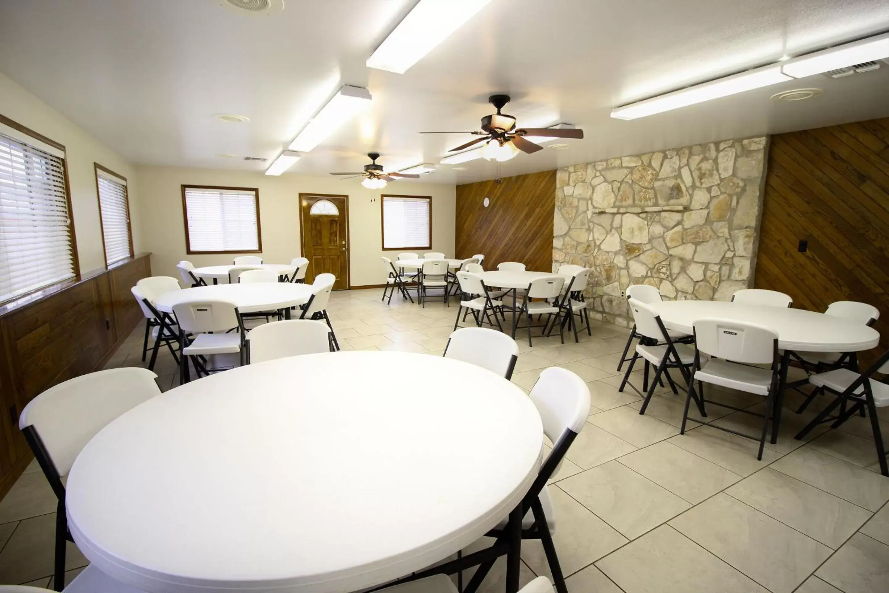 Meeting/conference room, Restaurant/Places to Eat in Peach Tree Inn & Suites