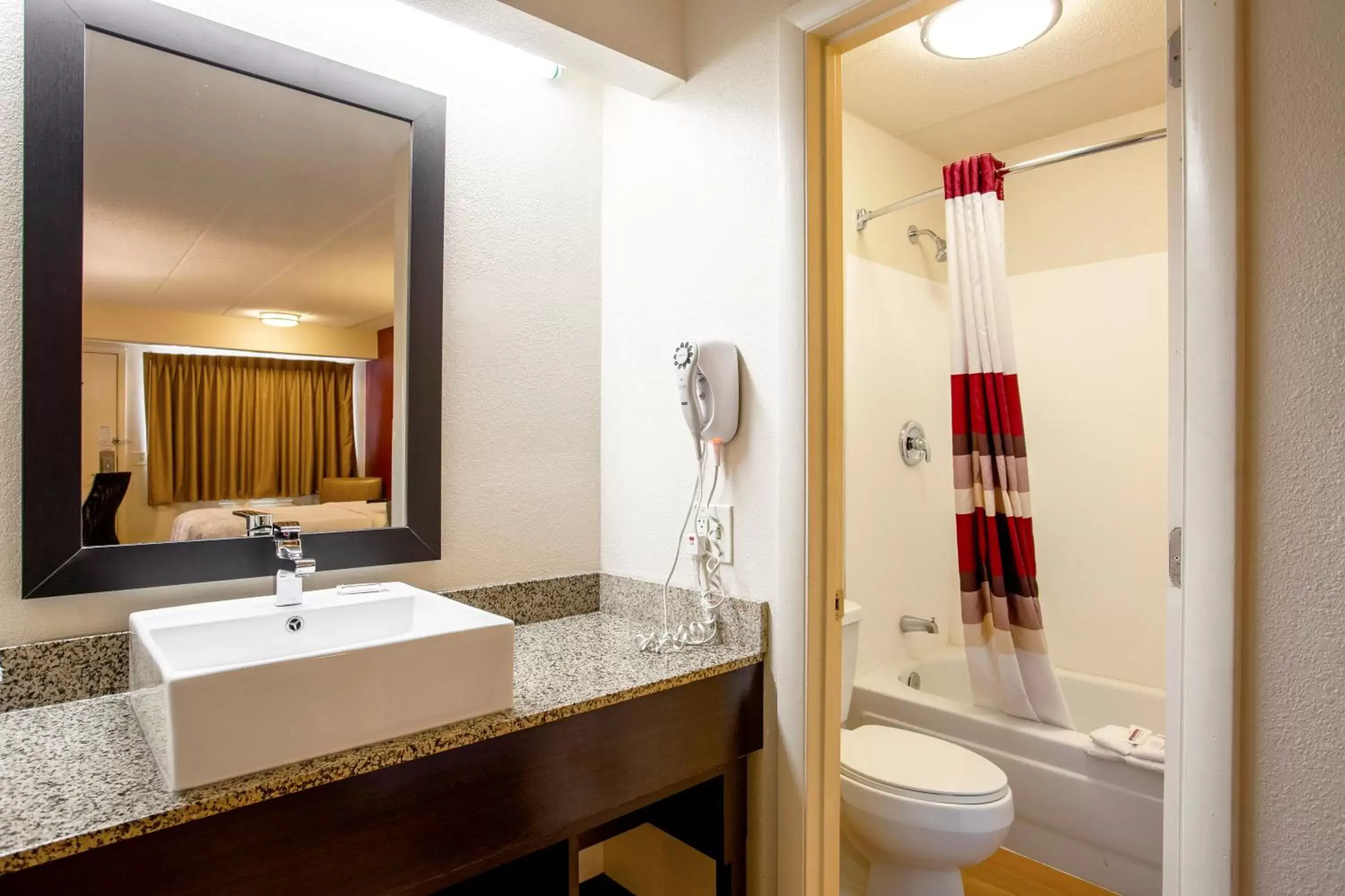 Bathroom in Red Roof Inn PLUS+ Baltimore North - Timonium