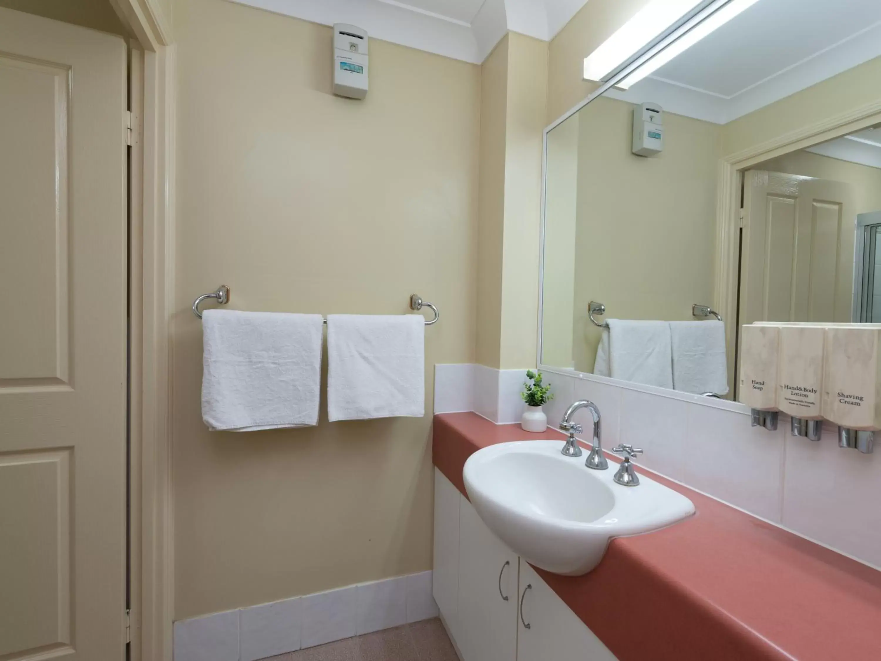 Bathroom in Villa Nova Motel