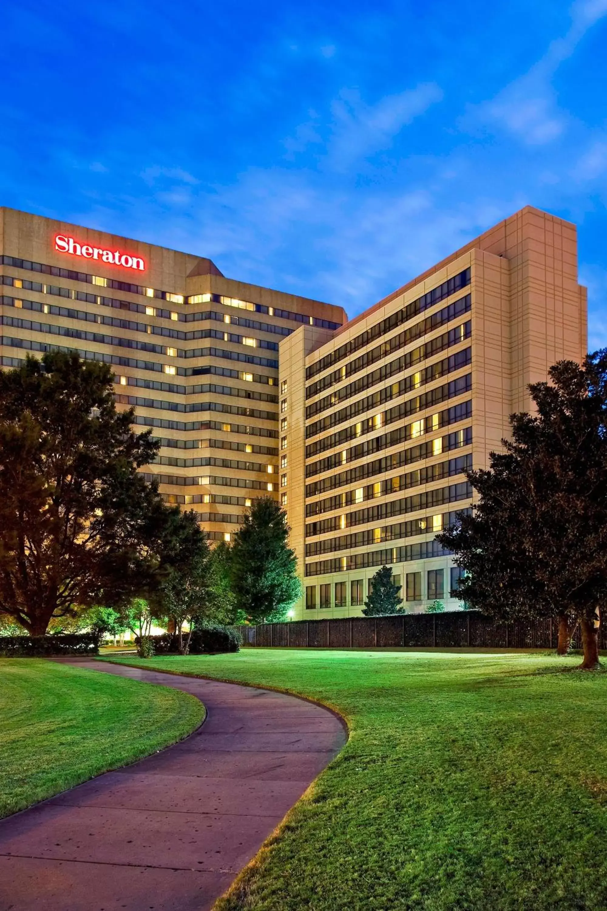 Property Building in Sheraton Memphis Downtown Hotel