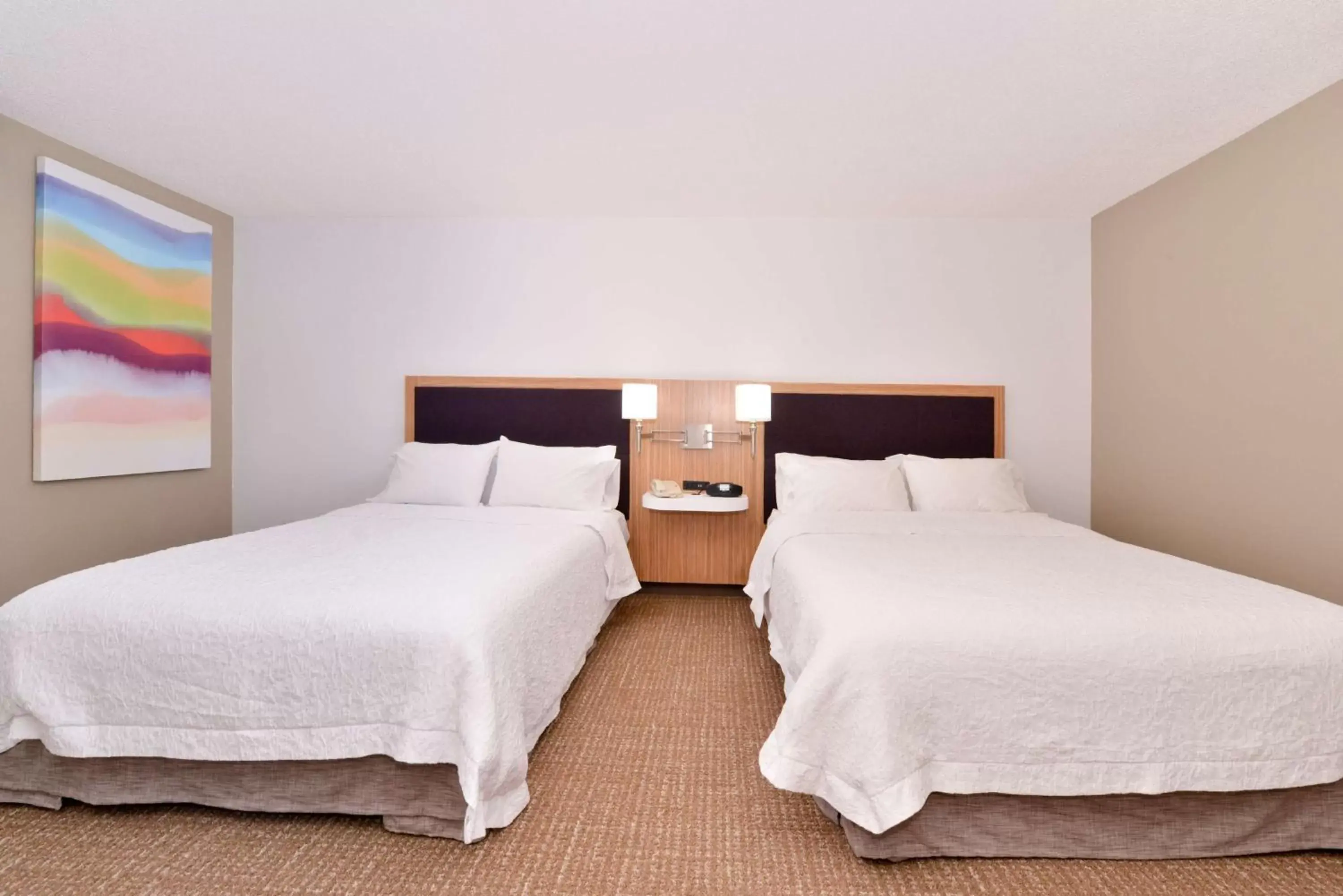 Bed in Hampton Inn & Suites by Hilton Plymouth