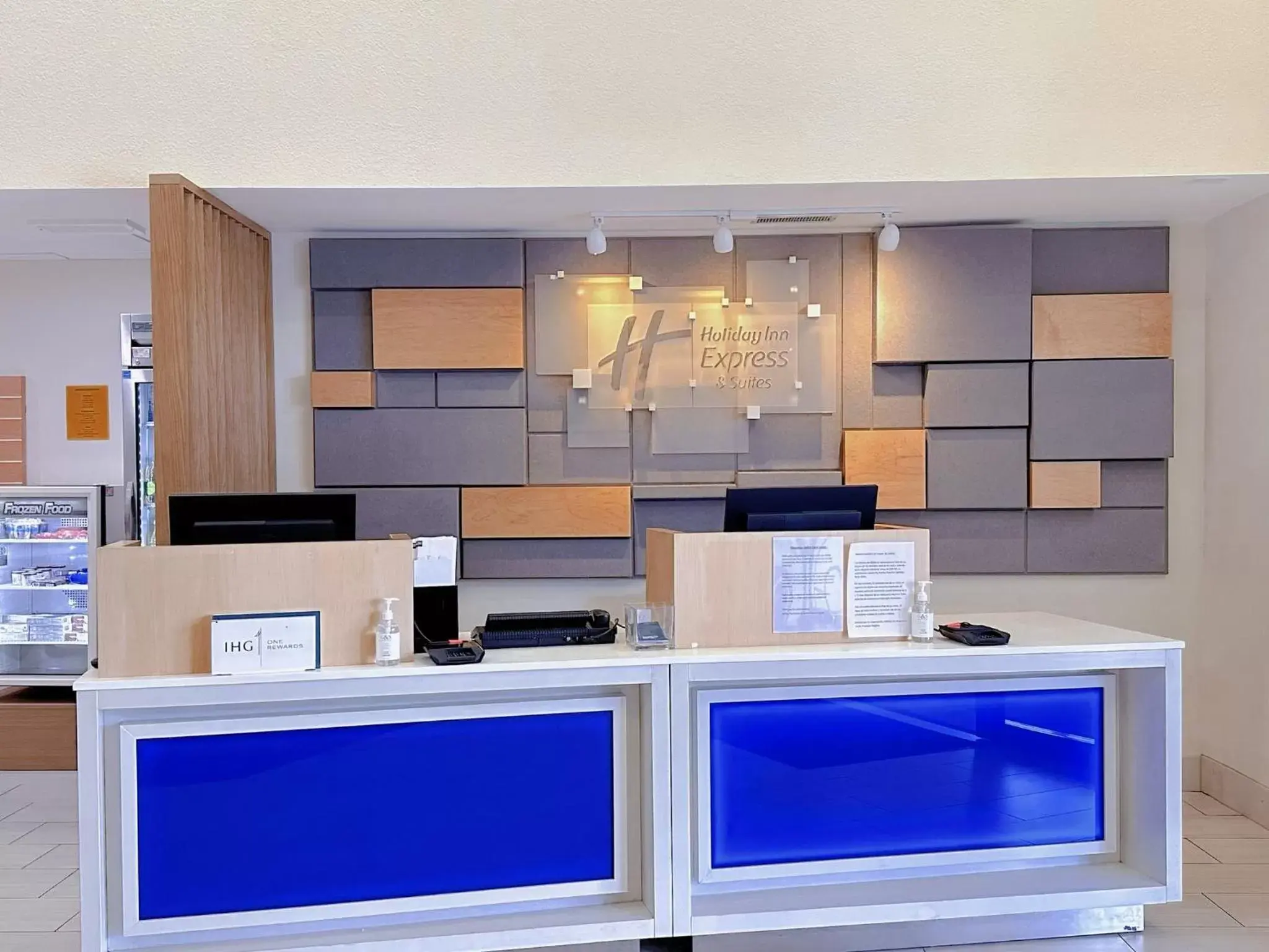 Lobby or reception, Kitchen/Kitchenette in Holiday Inn Express & Suites - Prospect Heights, an IHG Hotel