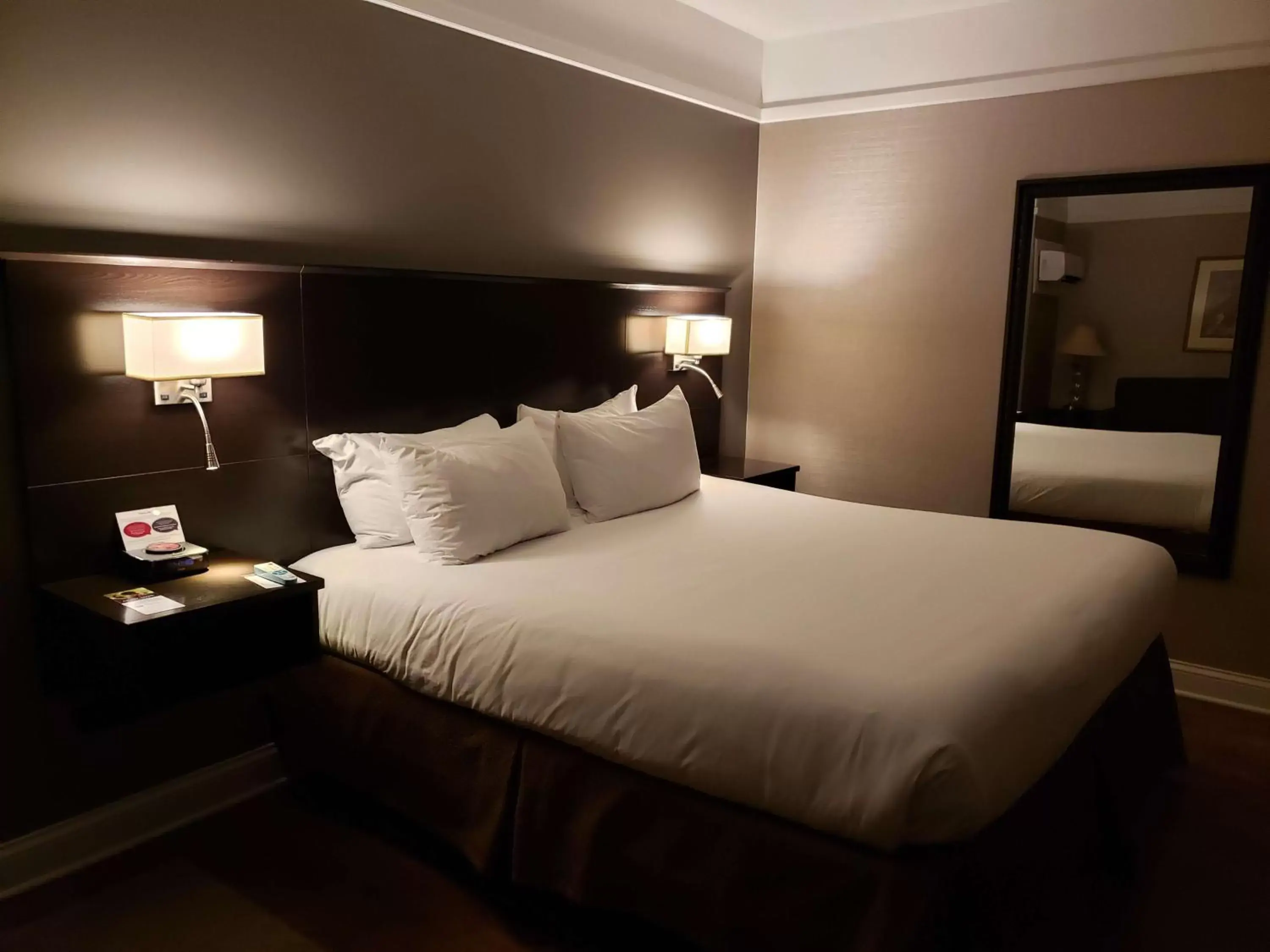 Photo of the whole room, Bed in Best Western Plus Hawthorne Terrace Hotel