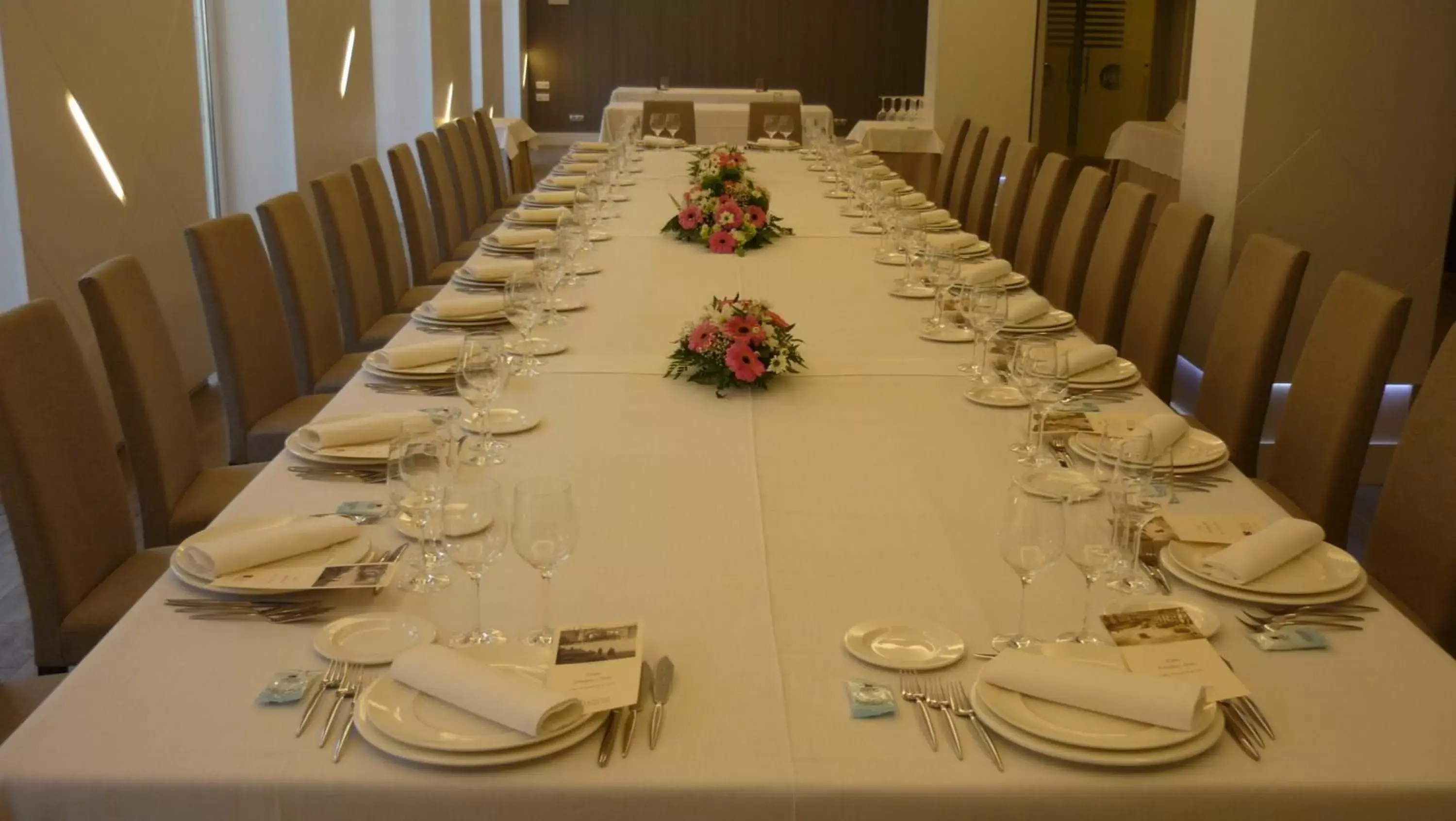 Banquet/Function facilities, Restaurant/Places to Eat in Hotel Mendez Nuñez