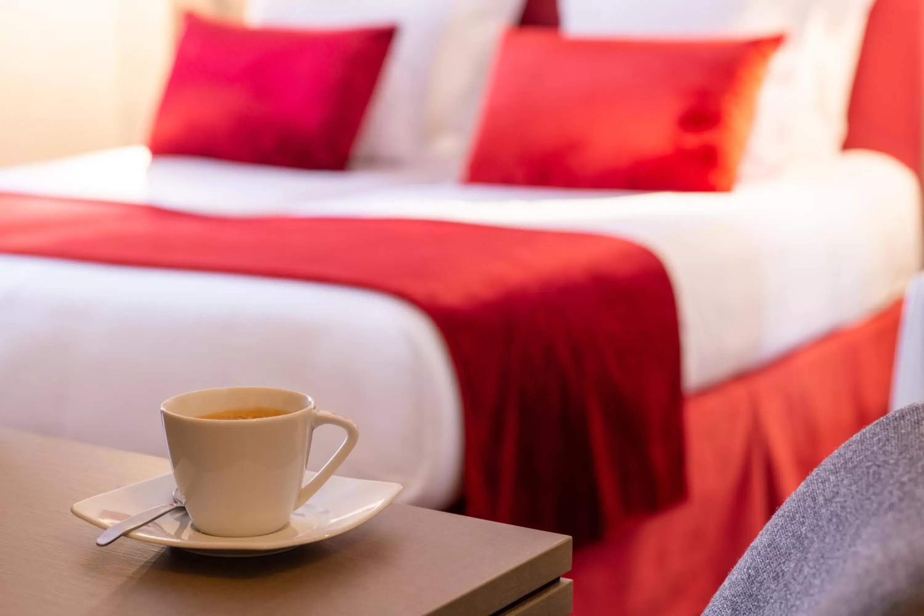 Coffee/tea facilities, Bed in Hôtel Aston