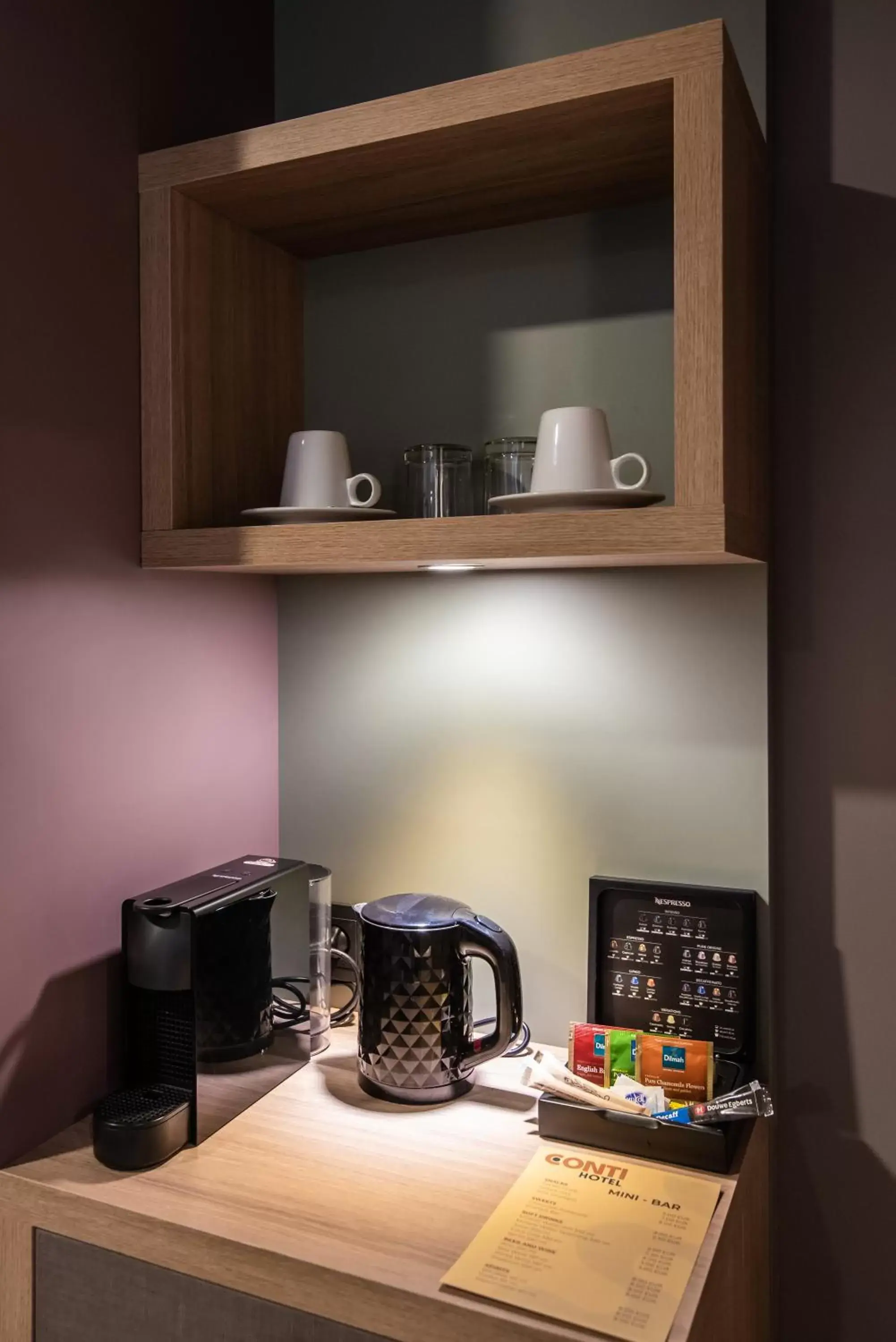 Coffee/tea facilities, Kitchen/Kitchenette in Conti Hotel