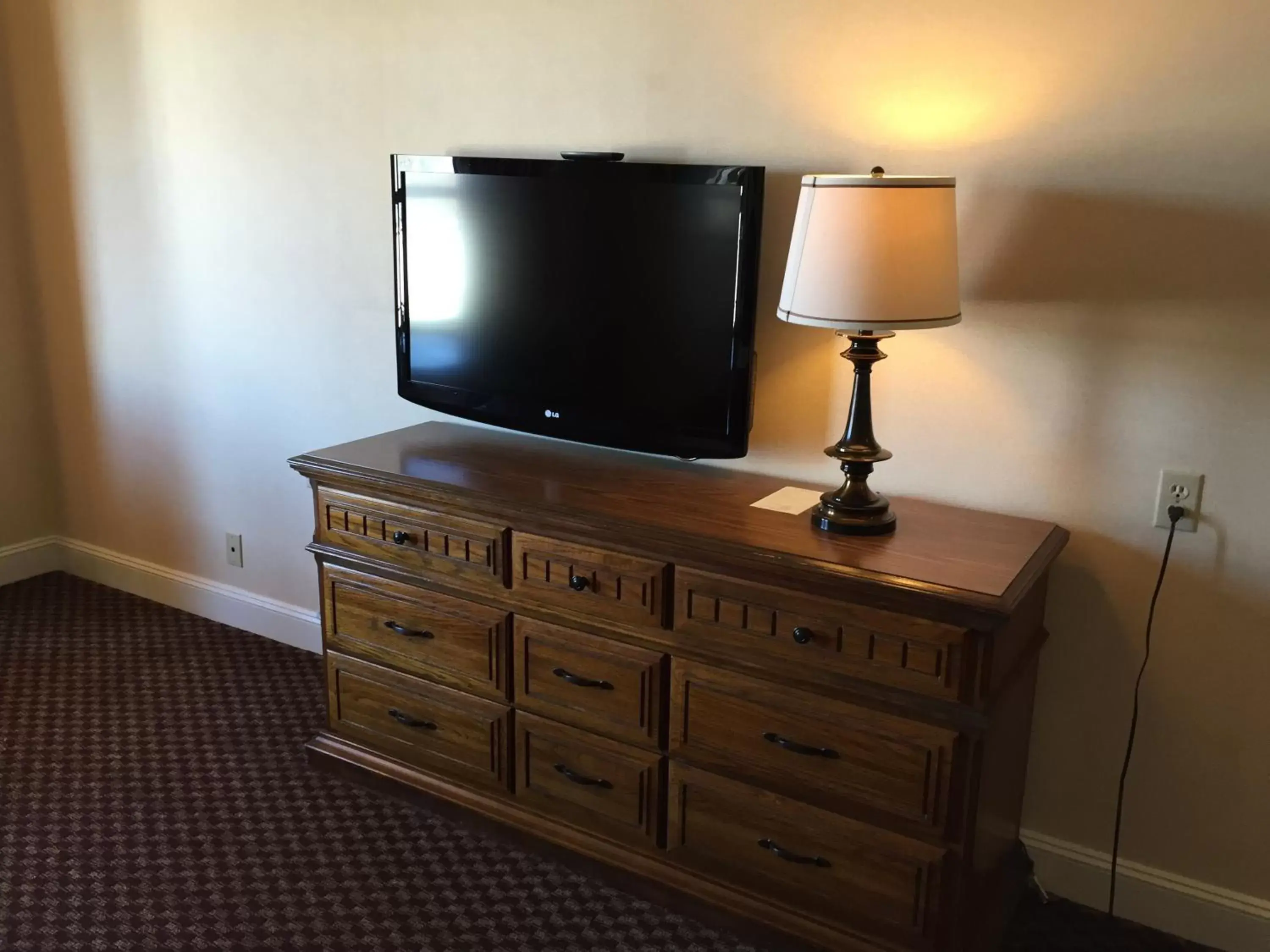 TV and multimedia, TV/Entertainment Center in Coventry Motor Inn