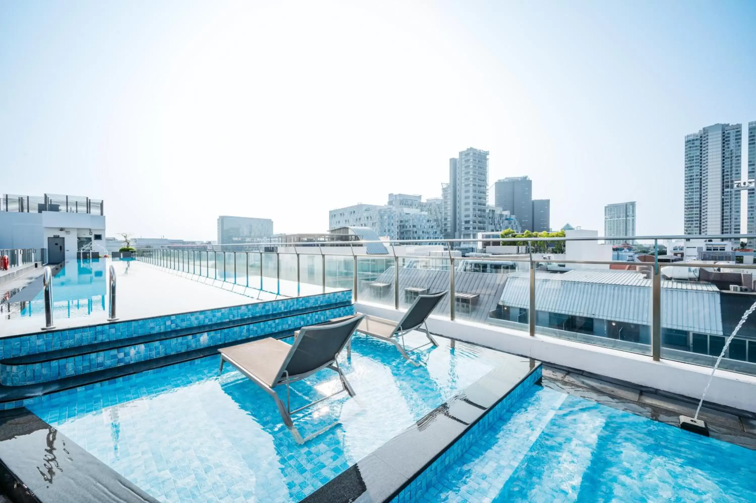 Swimming Pool in Mercure Singapore Tyrwhitt