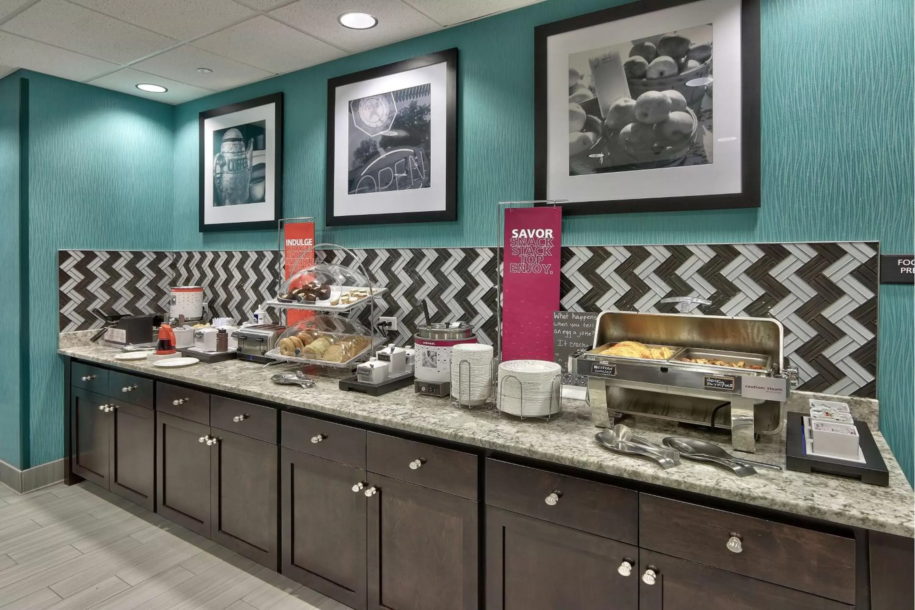 Dining area, Kitchen/Kitchenette in Hampton Inn & Suites Albuquerque Airport