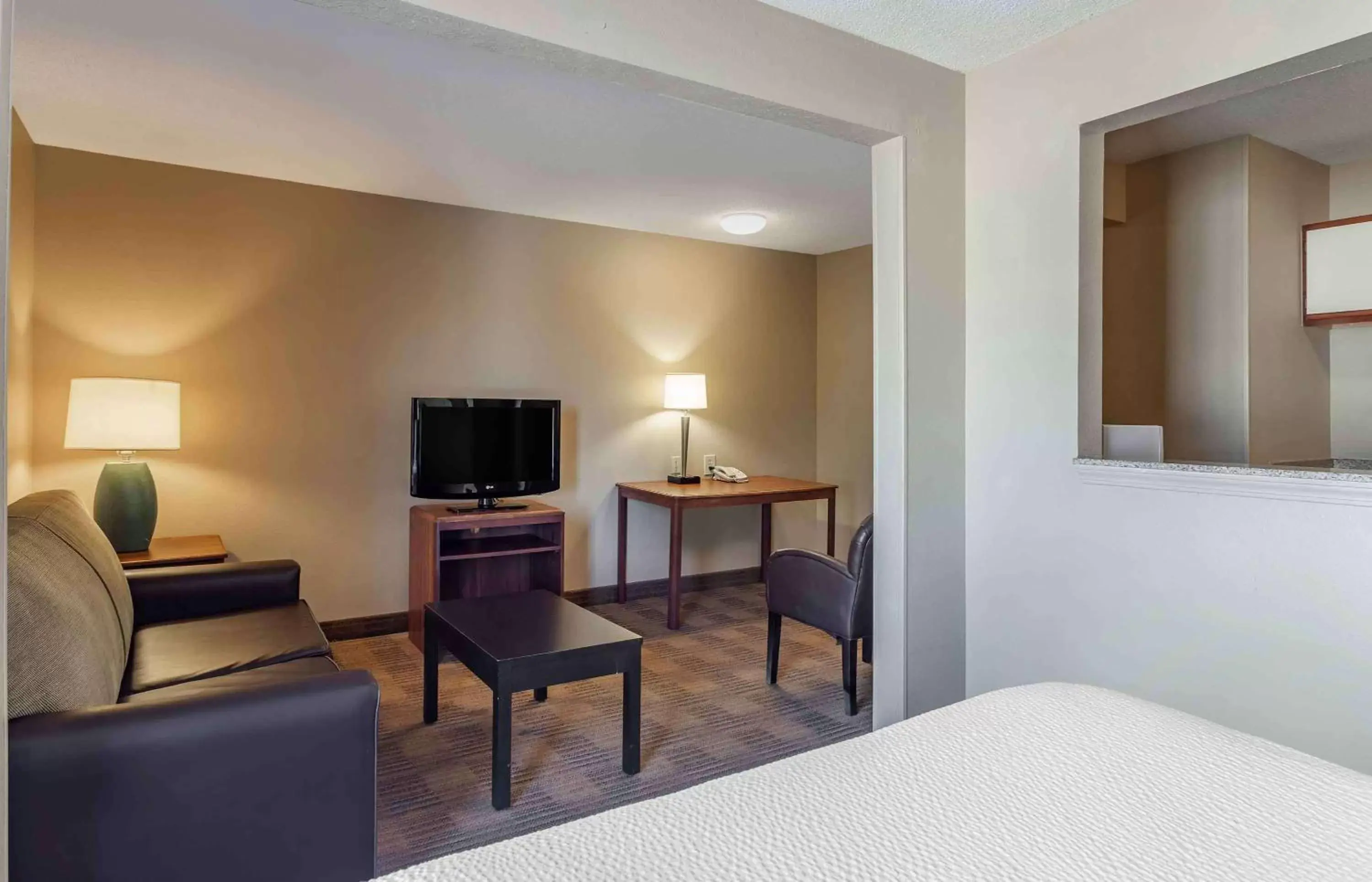 Bedroom, TV/Entertainment Center in Extended Stay America Suites - Houston - Westchase - Westheimer
