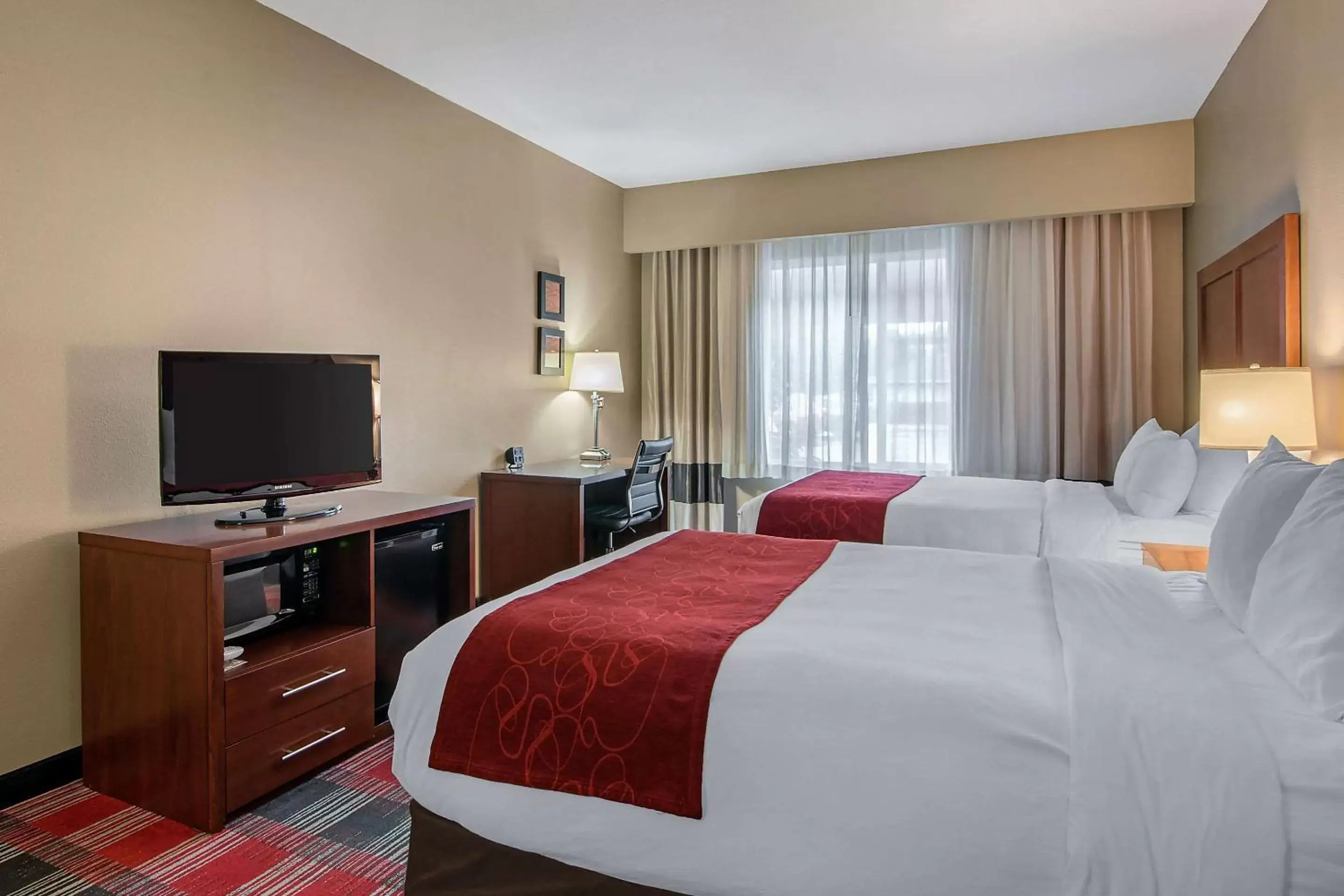 Photo of the whole room, Bed in Comfort Suites Near Vancouver Mall