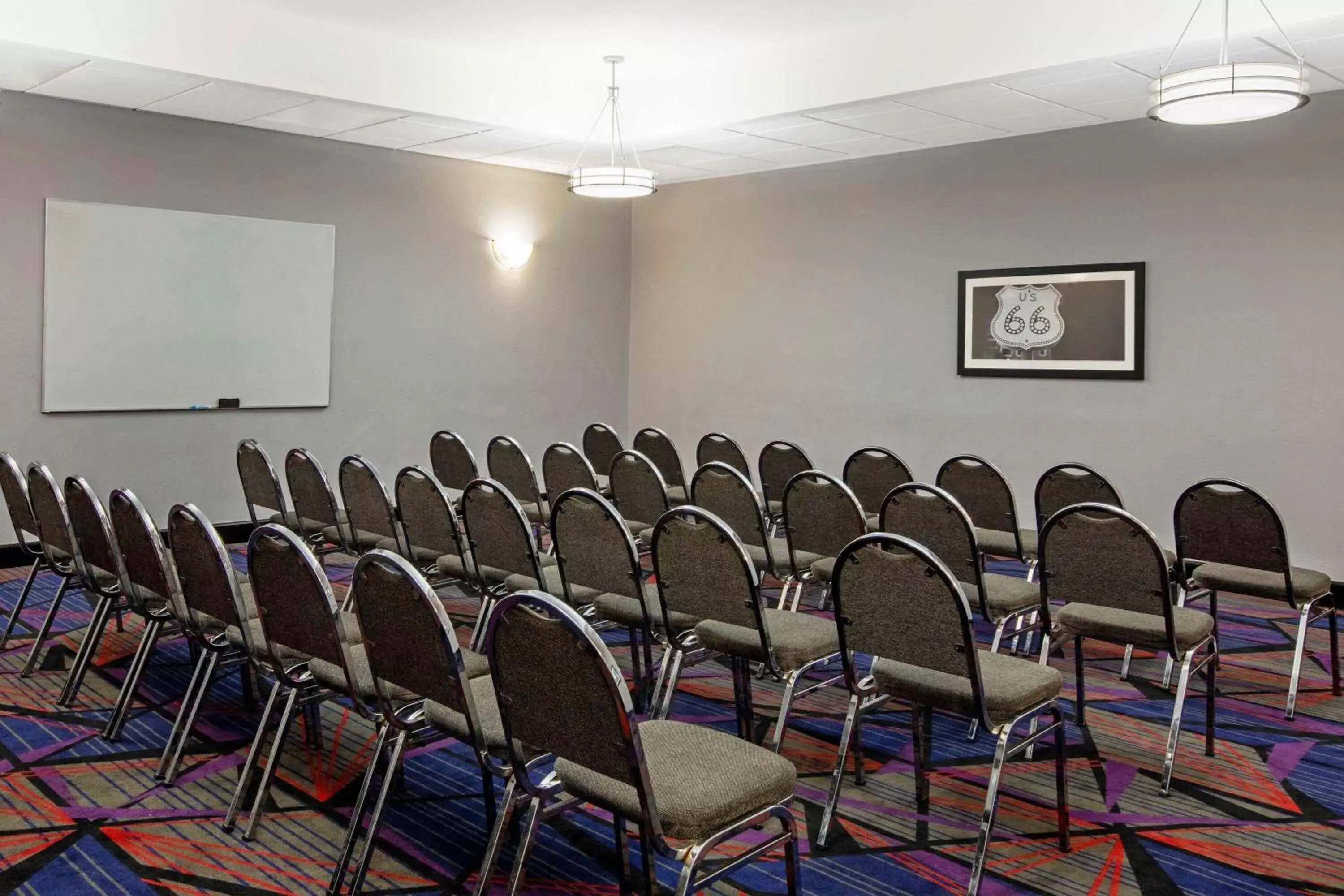 Meeting/conference room in La Quinta by Wyndham Tulsa Airport / Expo Square