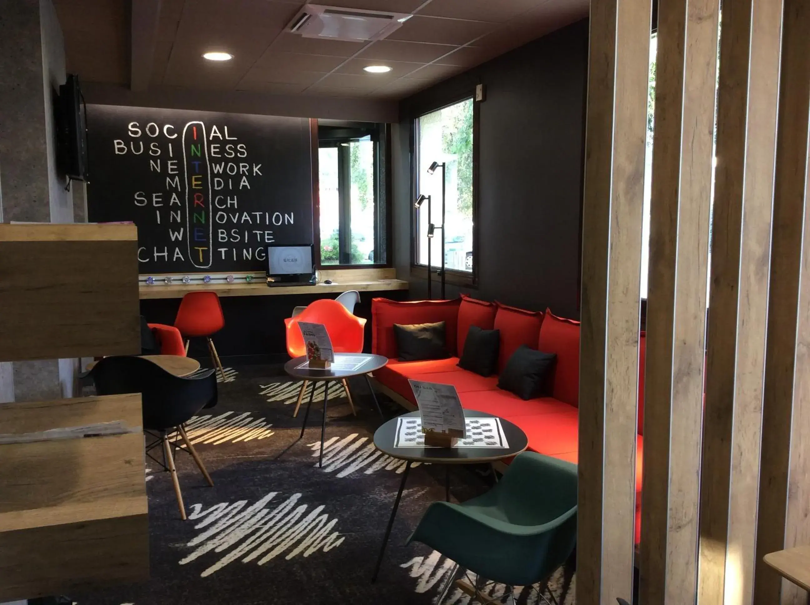 Lounge or bar, Restaurant/Places to Eat in ibis Chambery