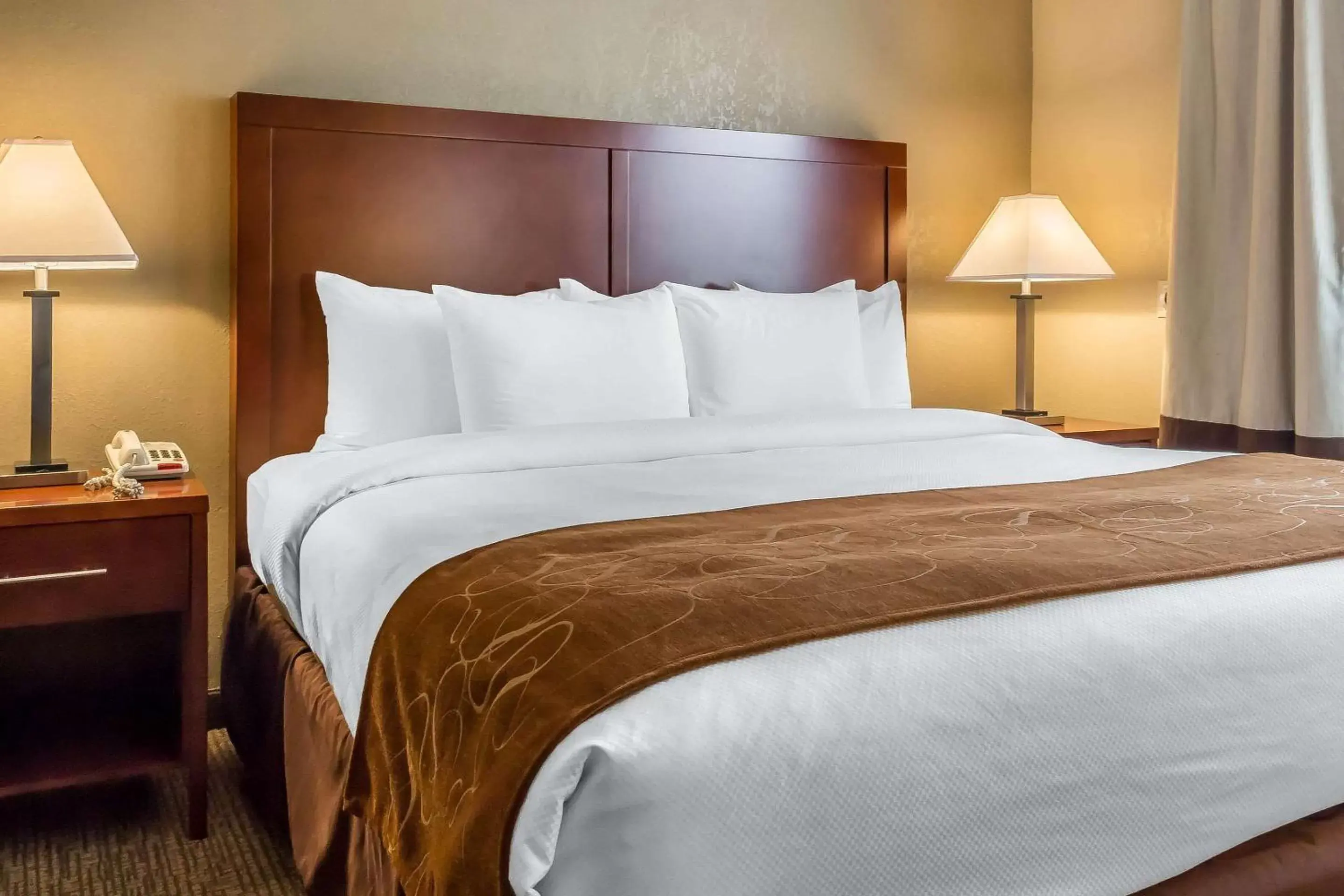 Bedroom, Bed in Comfort Suites Near Casinos Norwich-Uncasville