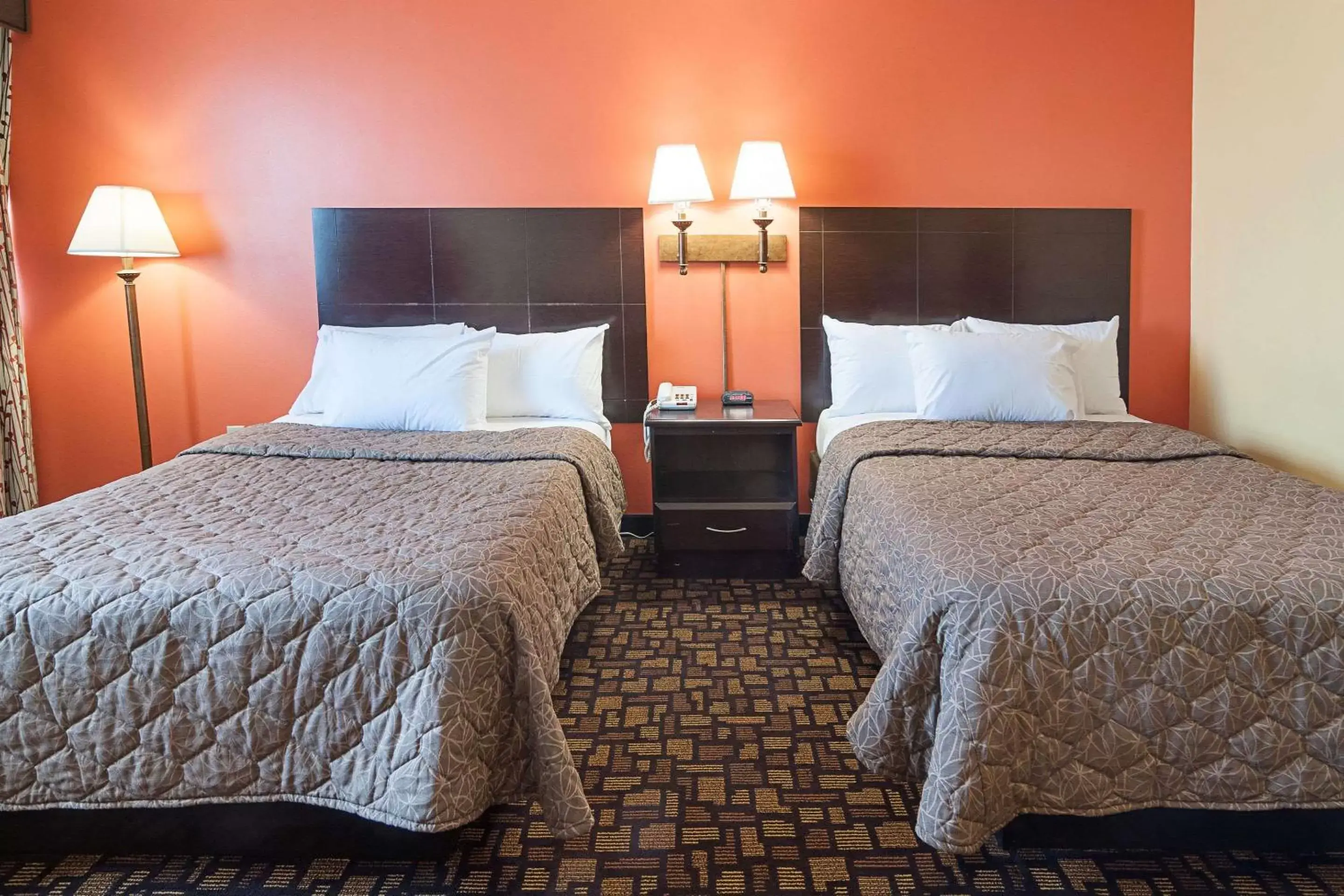 Photo of the whole room, Bed in Rodeway Inn Secaucus