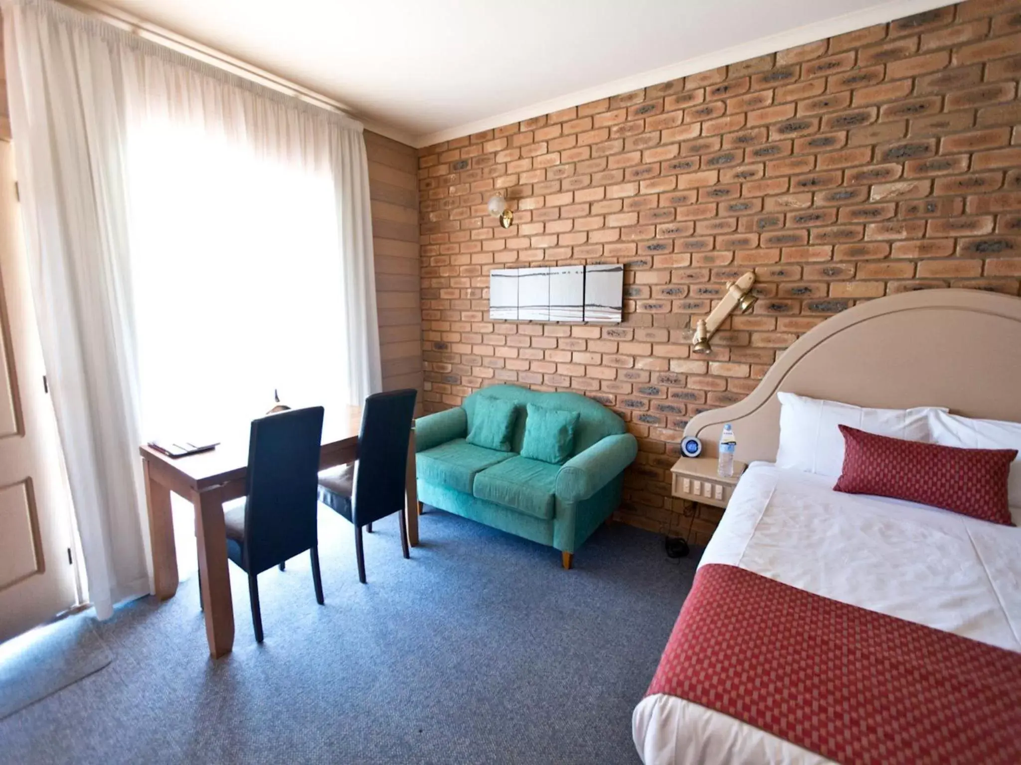 Bed, Seating Area in Quality Inn Colonial