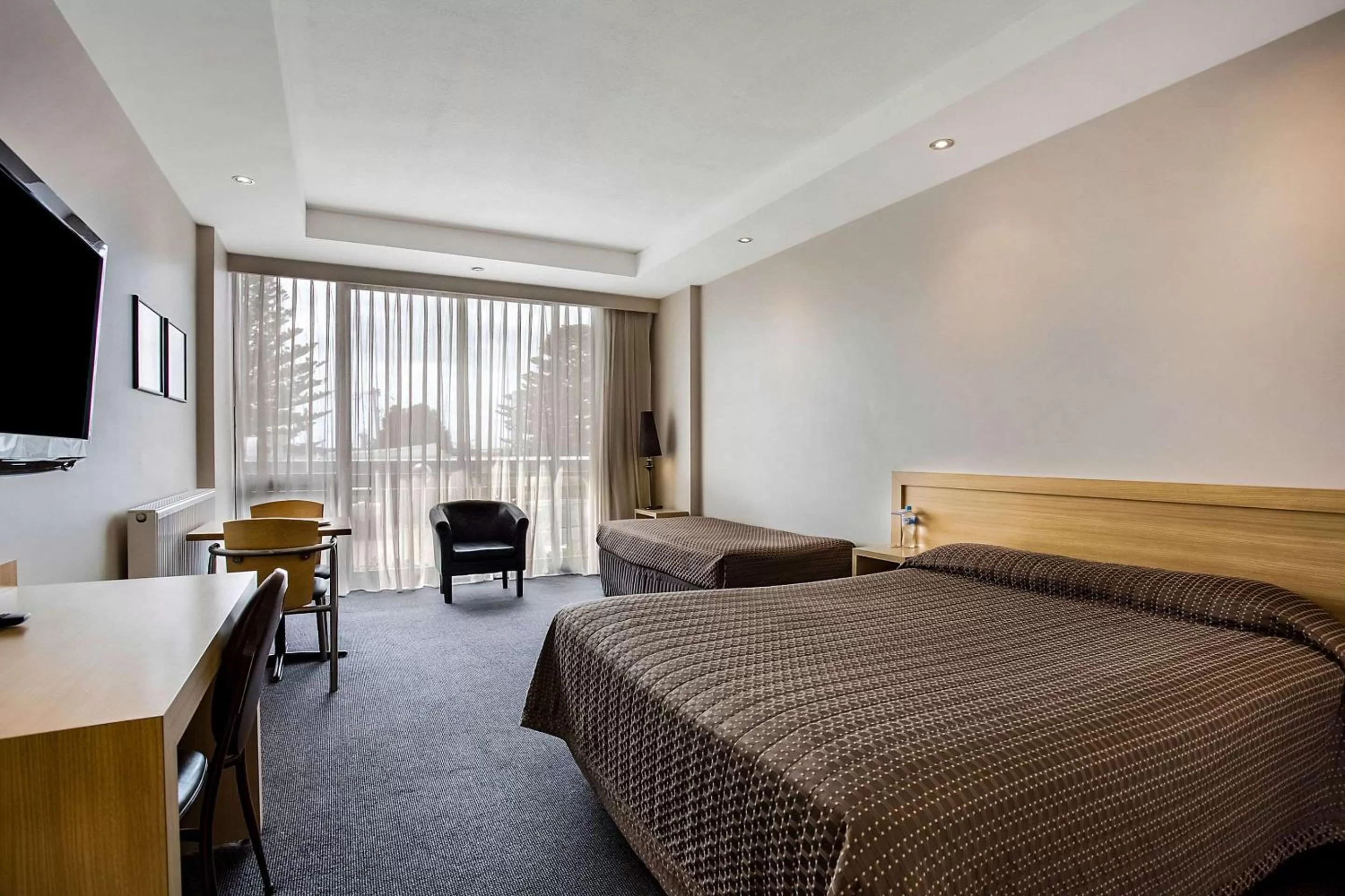 Bedroom, Bed in Richmond Henty Hotel