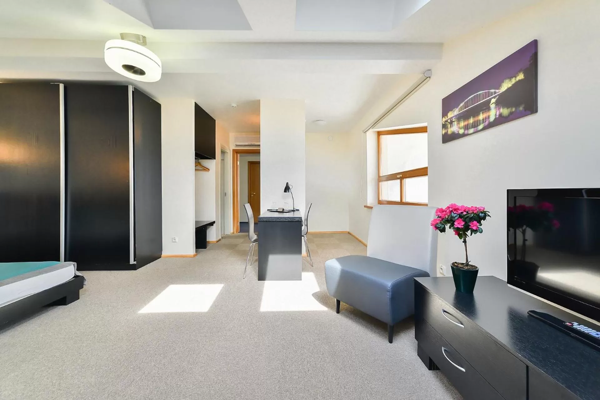 Bedroom, TV/Entertainment Center in Hotel Vantis Riverside