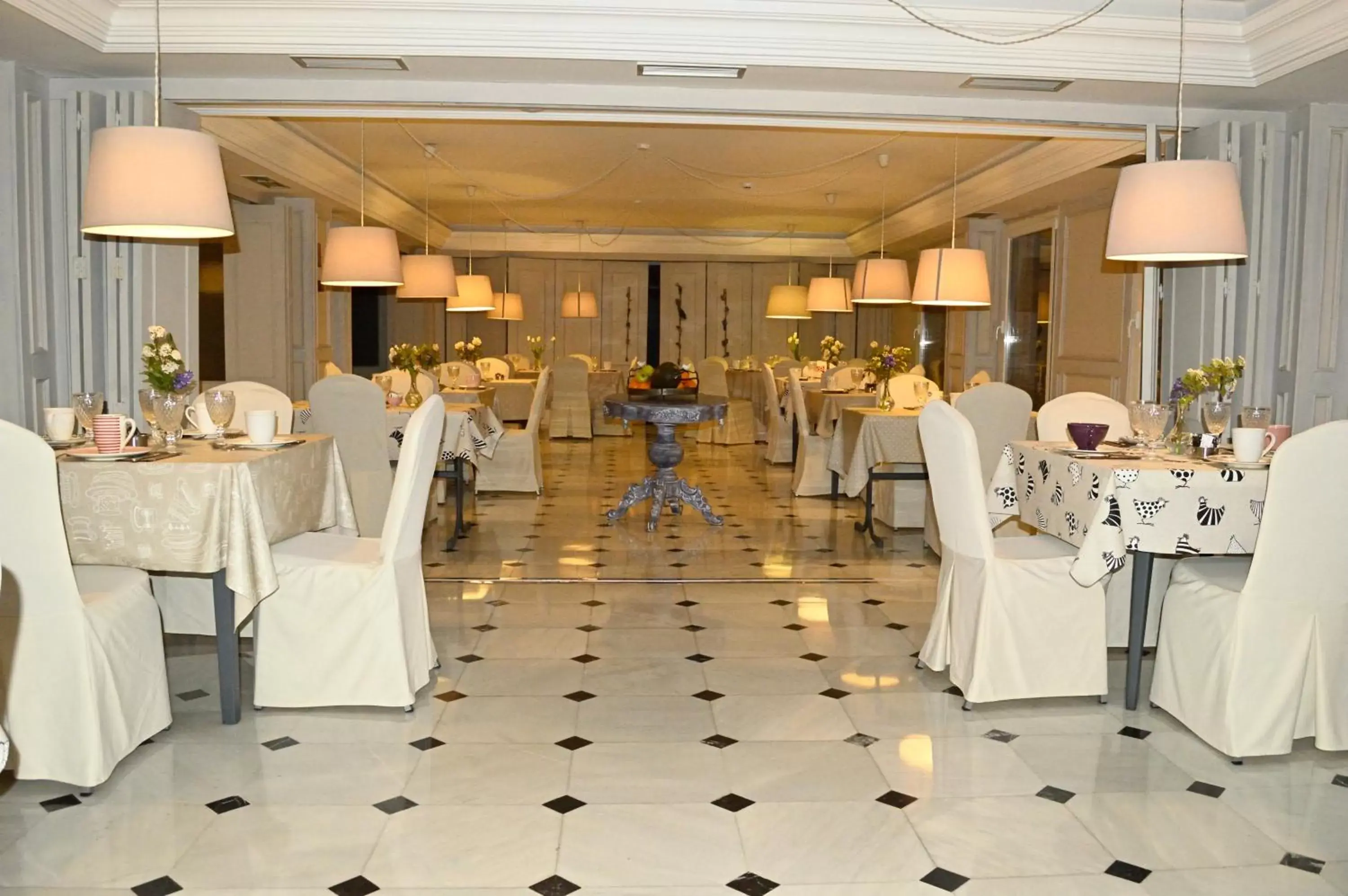 Restaurant/places to eat, Banquet Facilities in Ares Hotel