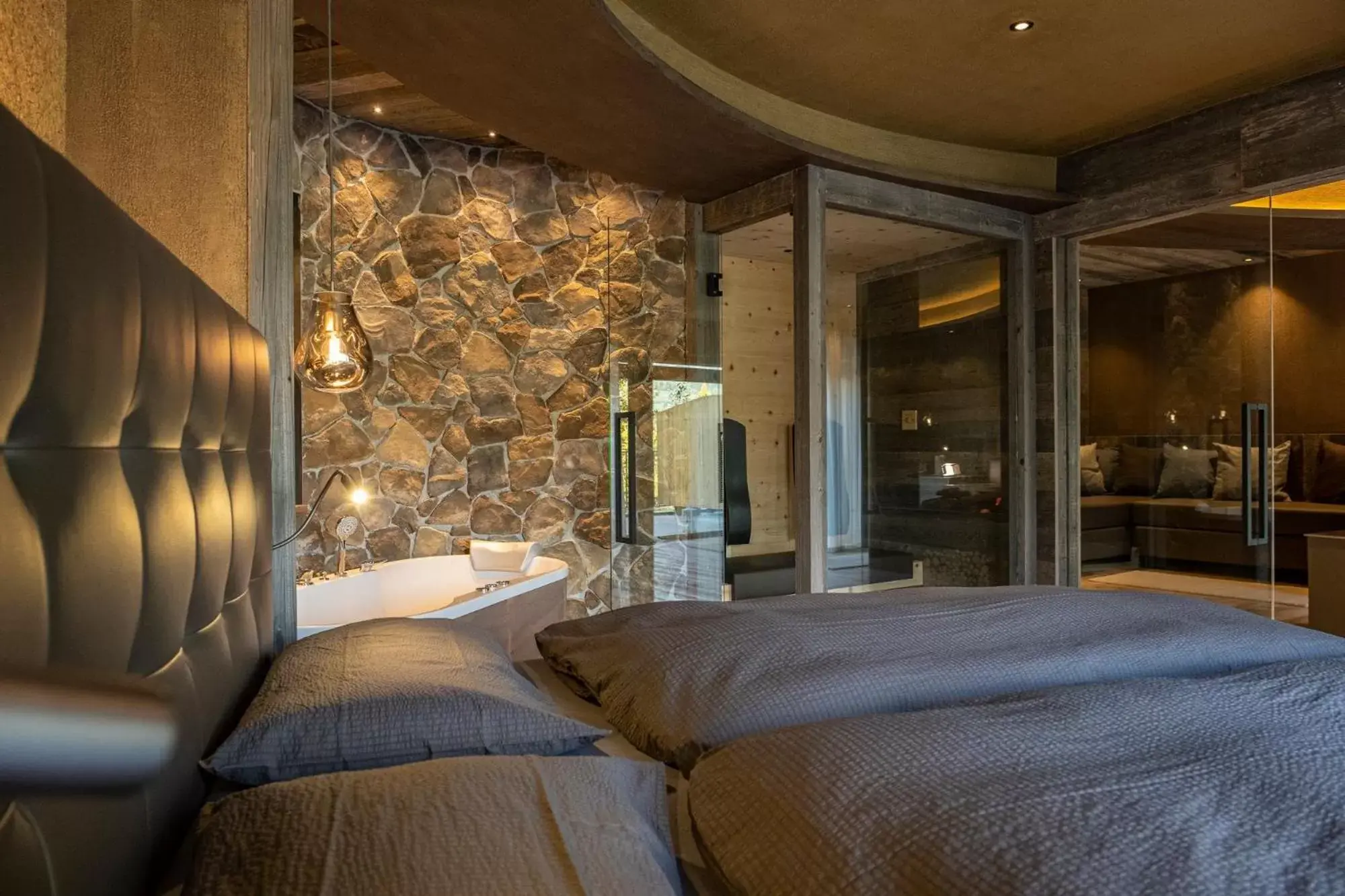 Hot Tub, Bed in La Roccia Wellness Hotel