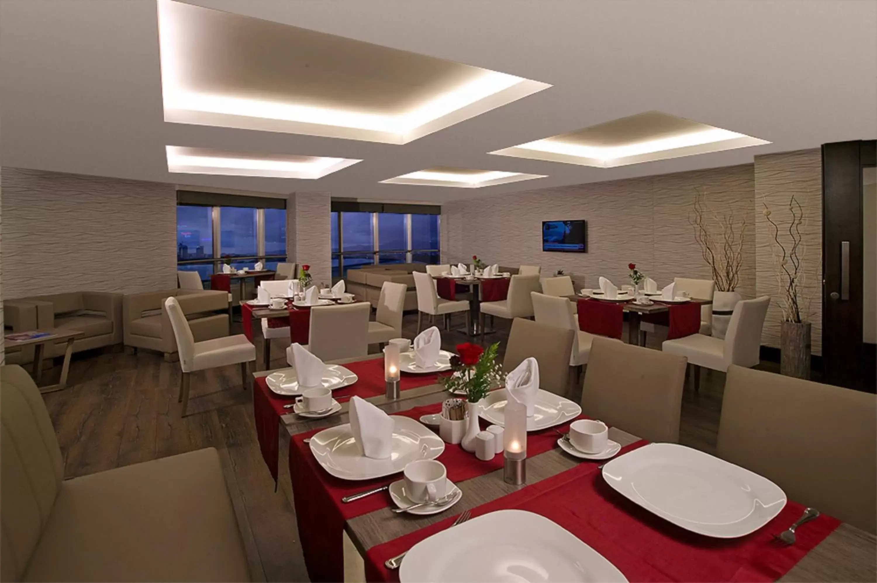 Lounge or bar, Restaurant/Places to Eat in Ramada Plaza By Wyndham Izmir